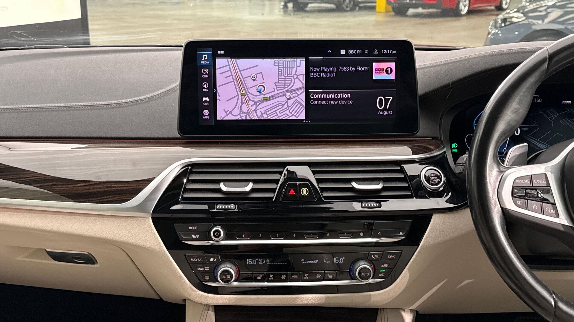 BMW 5 Series view 8