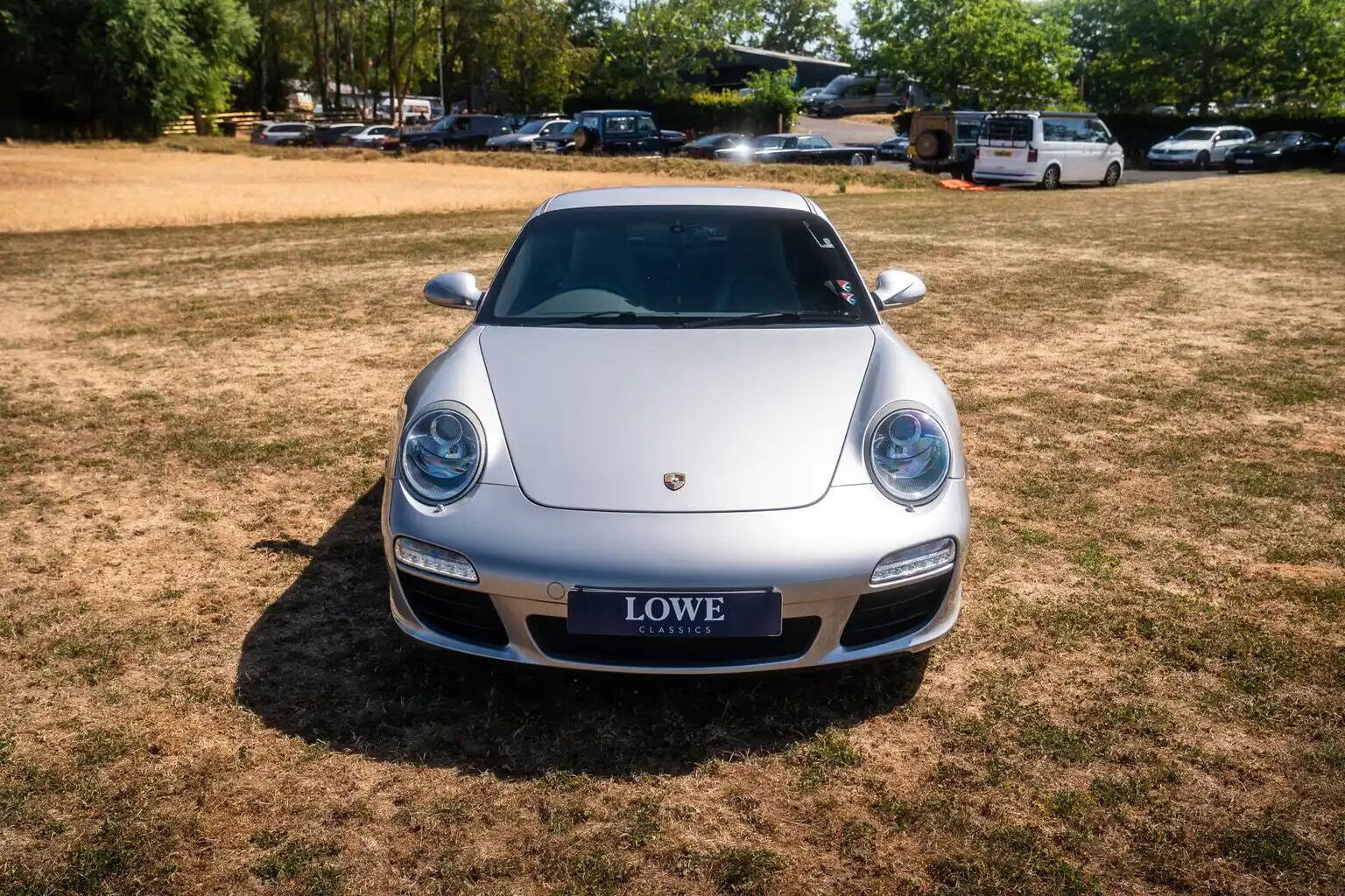 Porsche 911 view 8