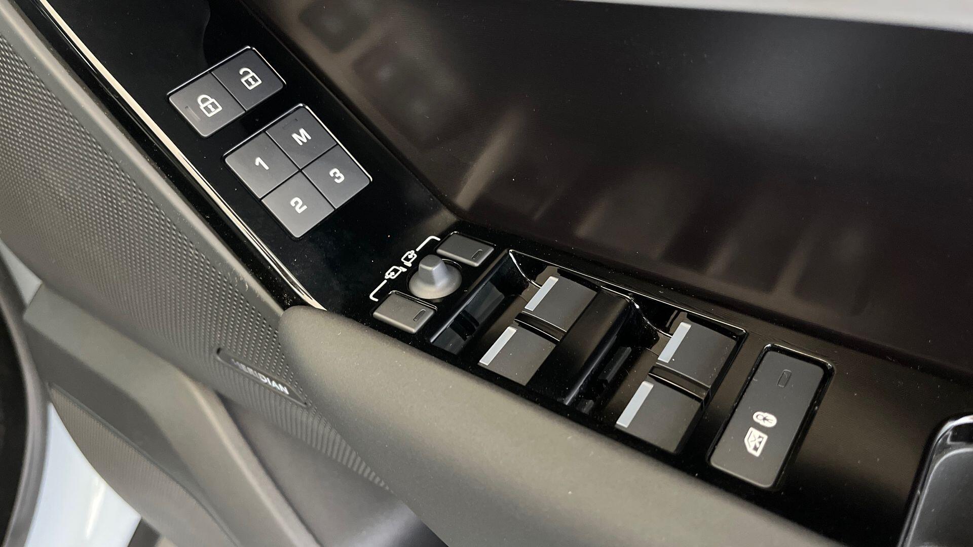 Land Rover Range Rover Velar view 25