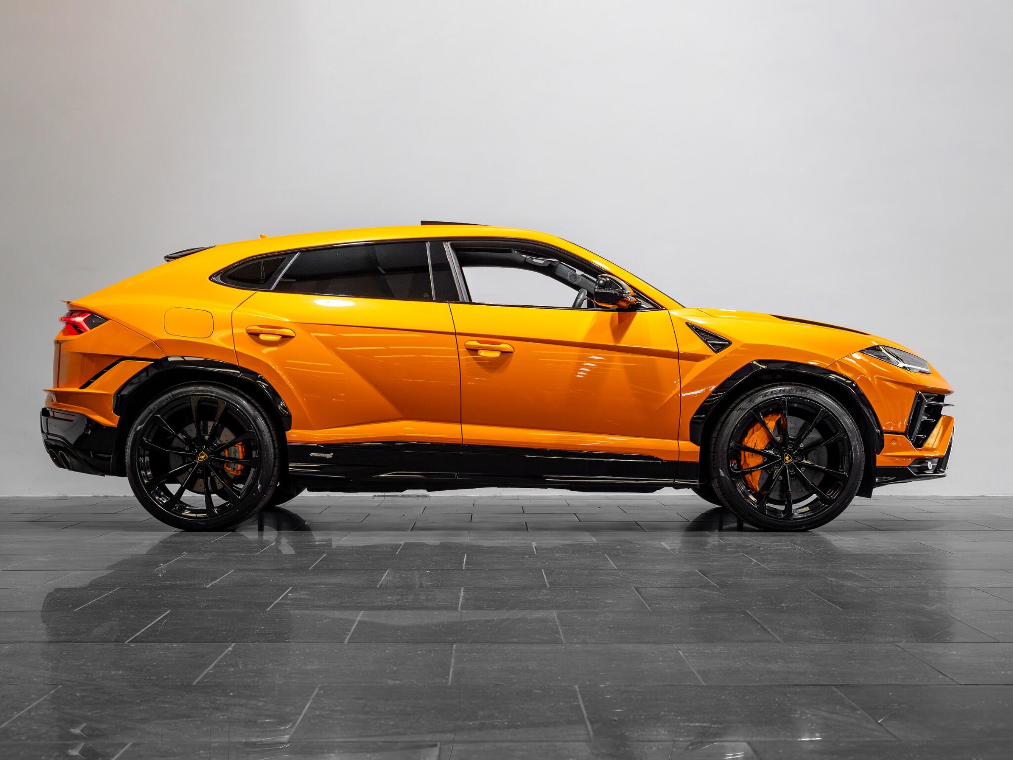 Lamborghini Urus view 7