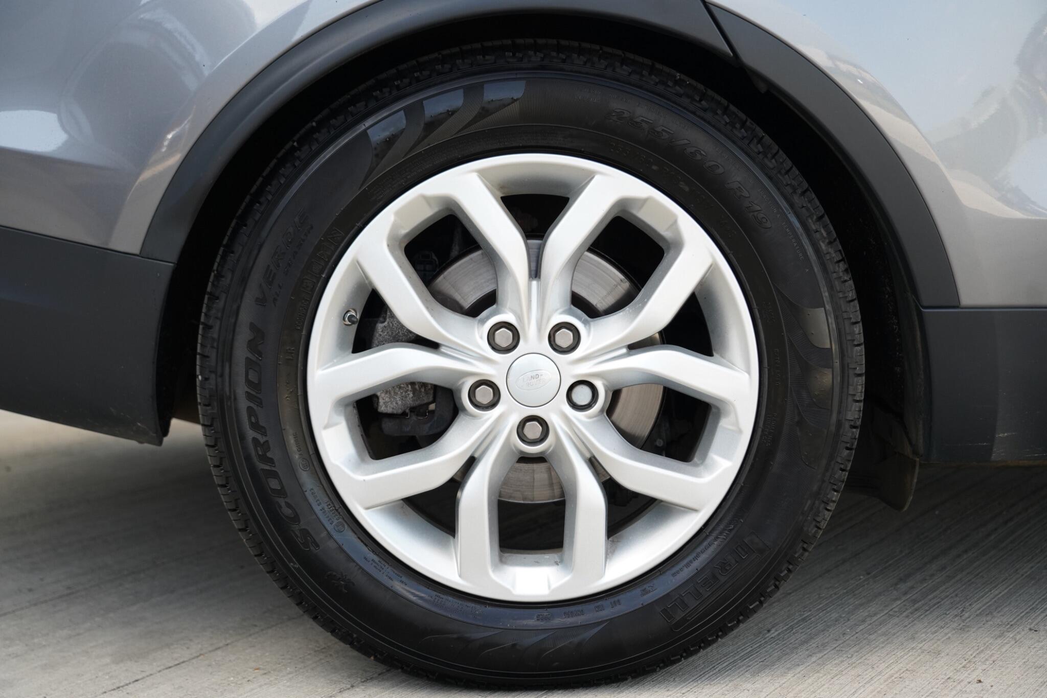 Land Rover Discovery view 15