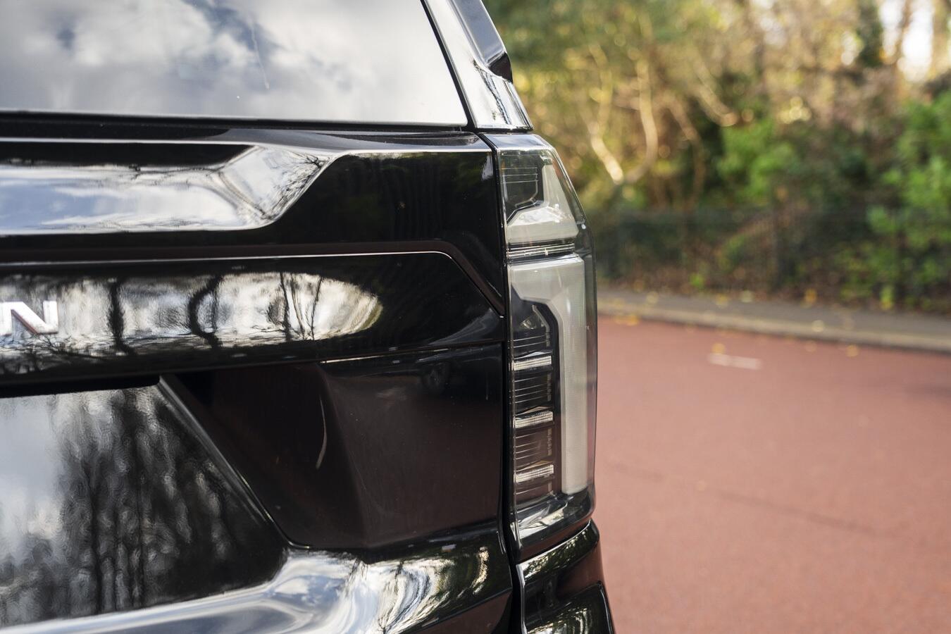 Chevrolet Suburban view 21