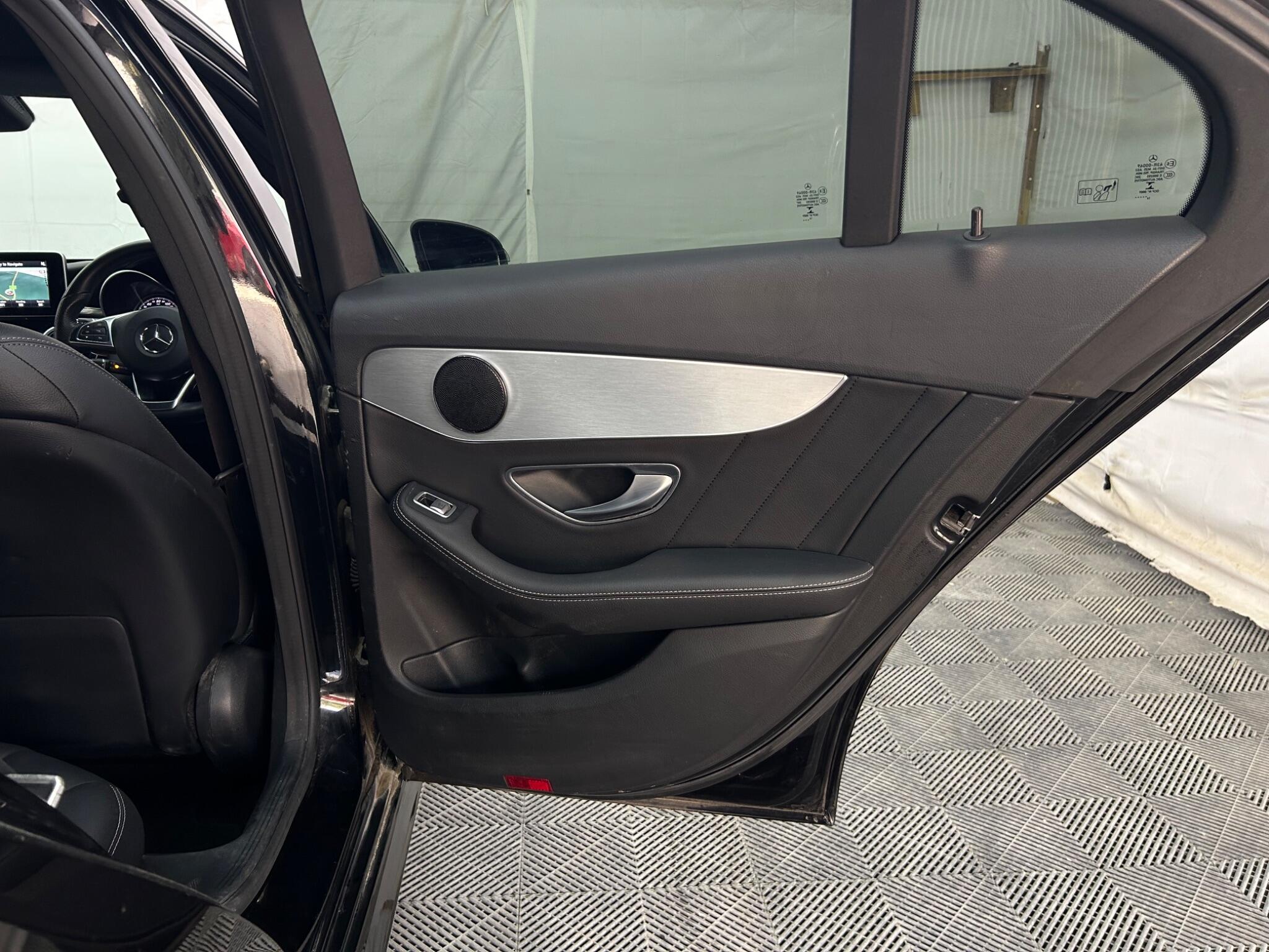 Mercedes-Benz C-Class view 28