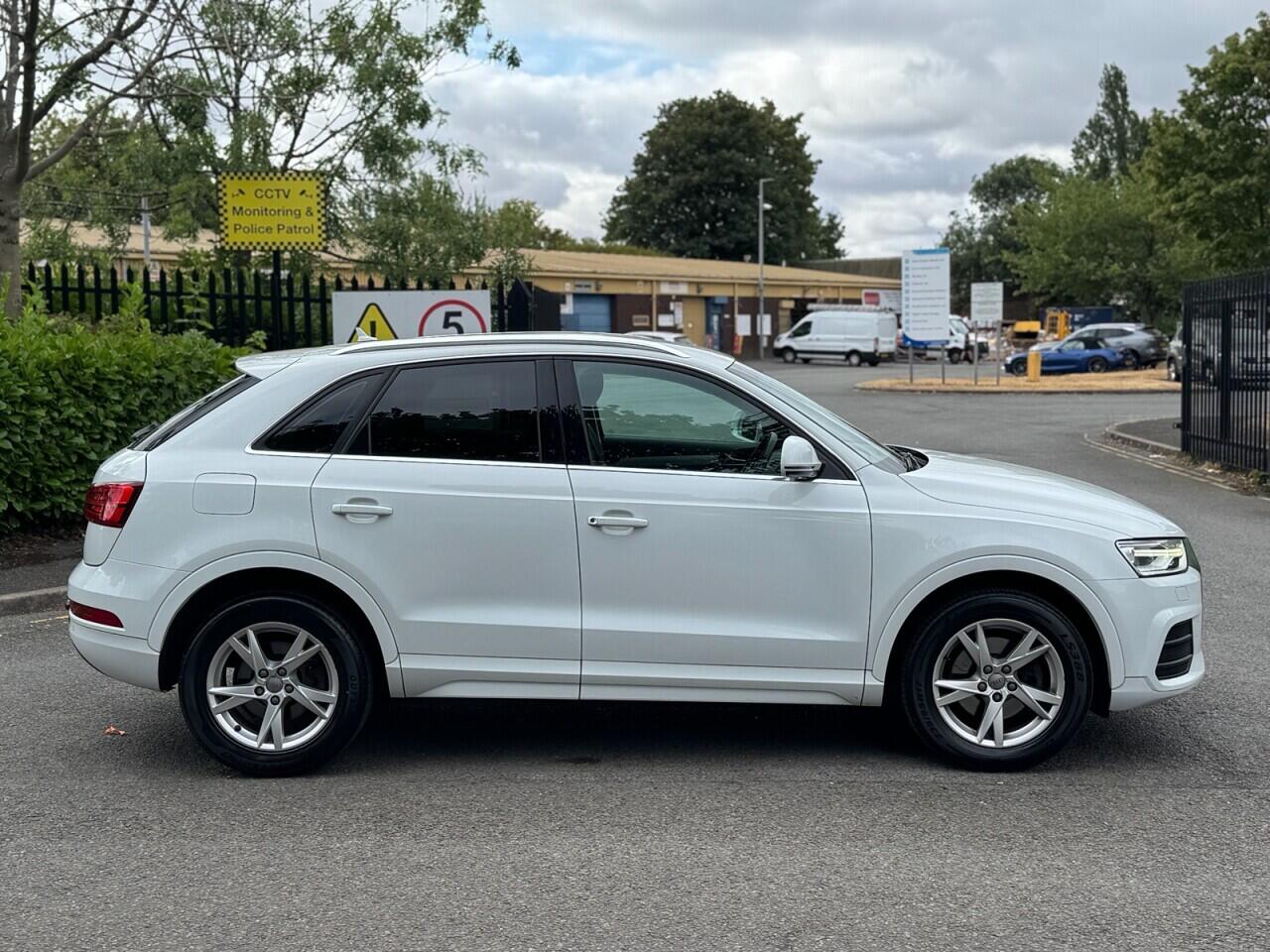 Audi Q3 view 8