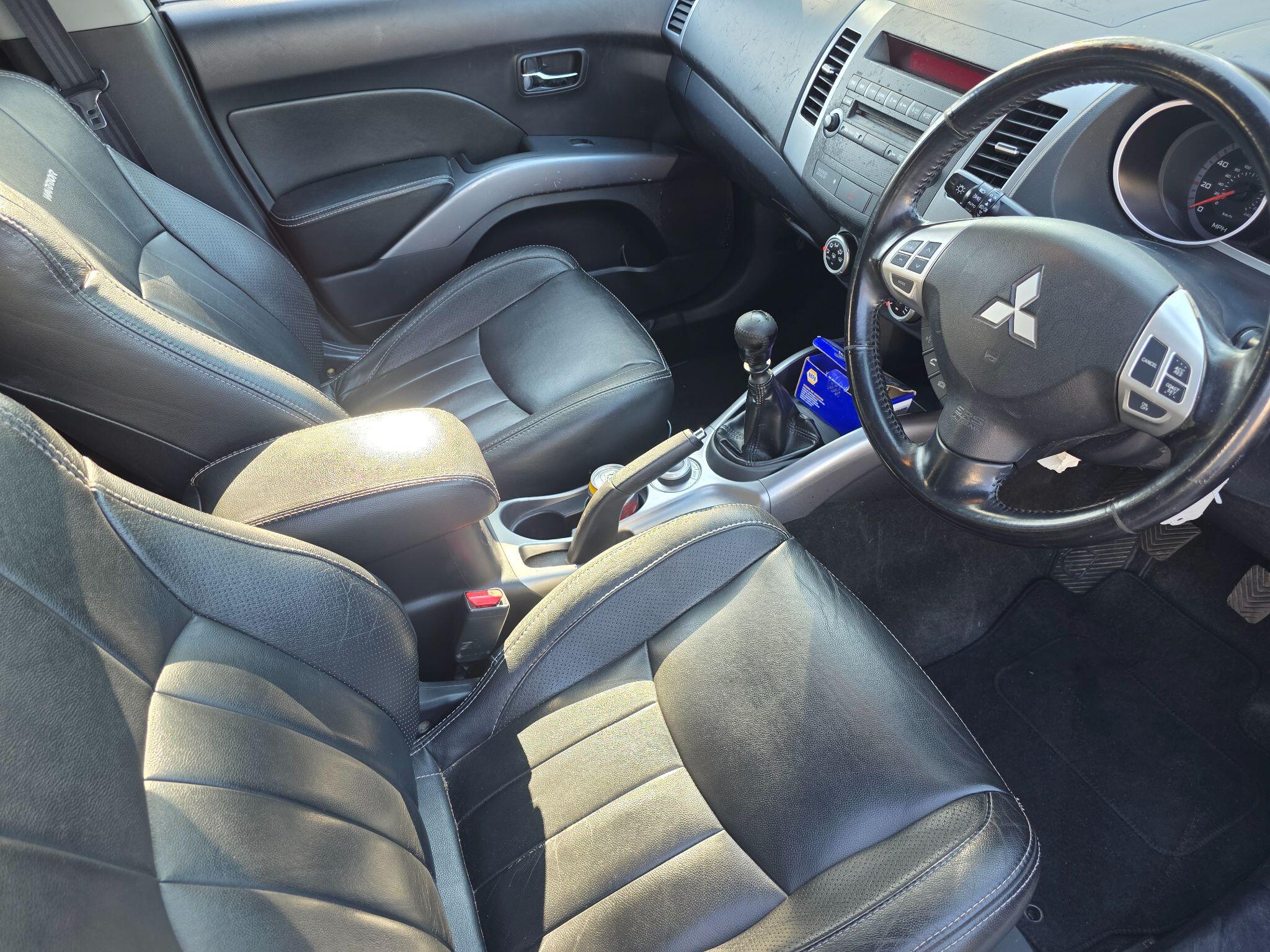 Mitsubishi Outlander view 12