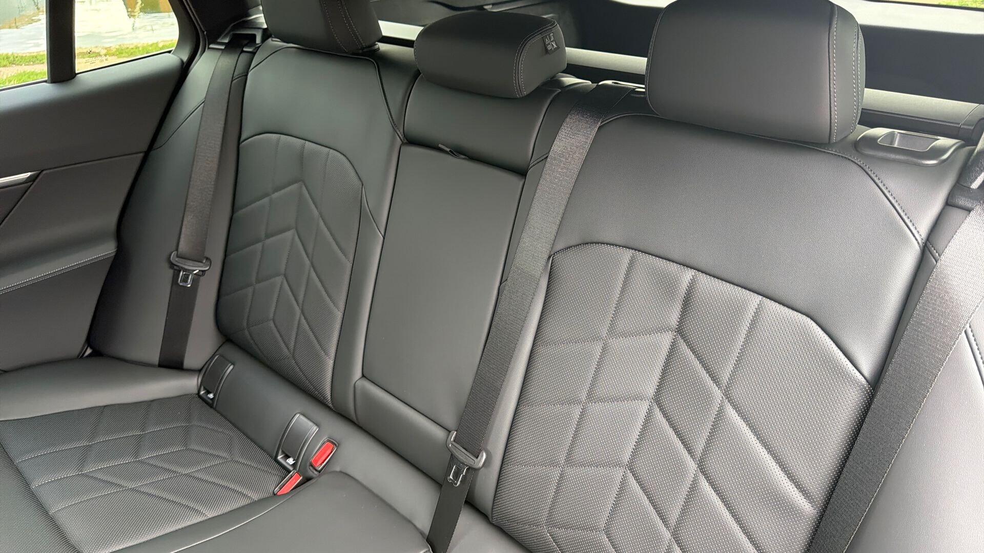 BMW 5 Series view 12