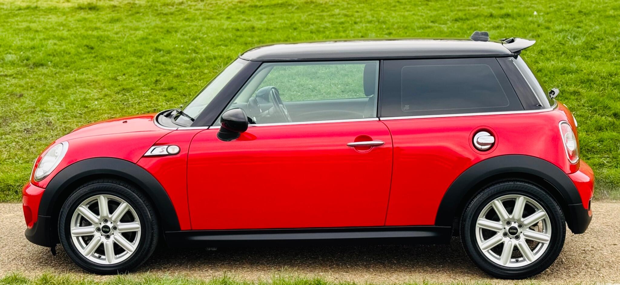 2013 MINI Hatch image 14