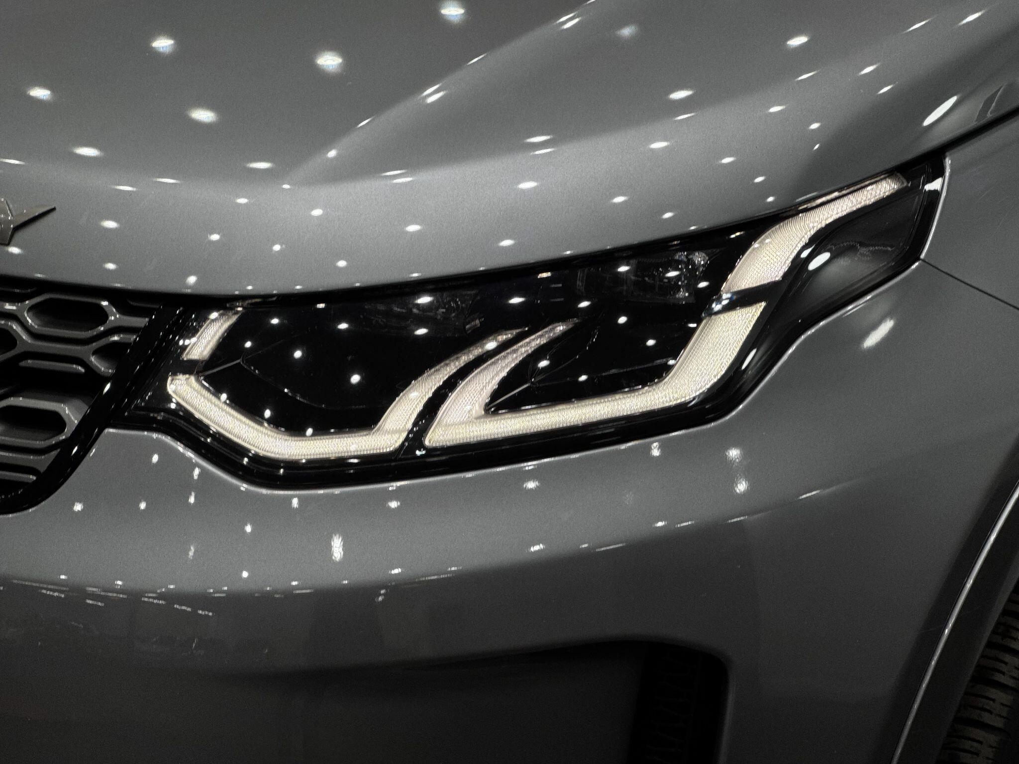Land Rover Discovery Sport view 8