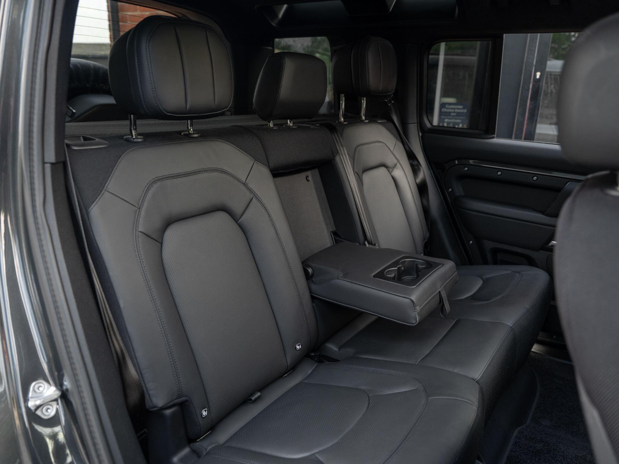 Land Rover Defender 110 view 50