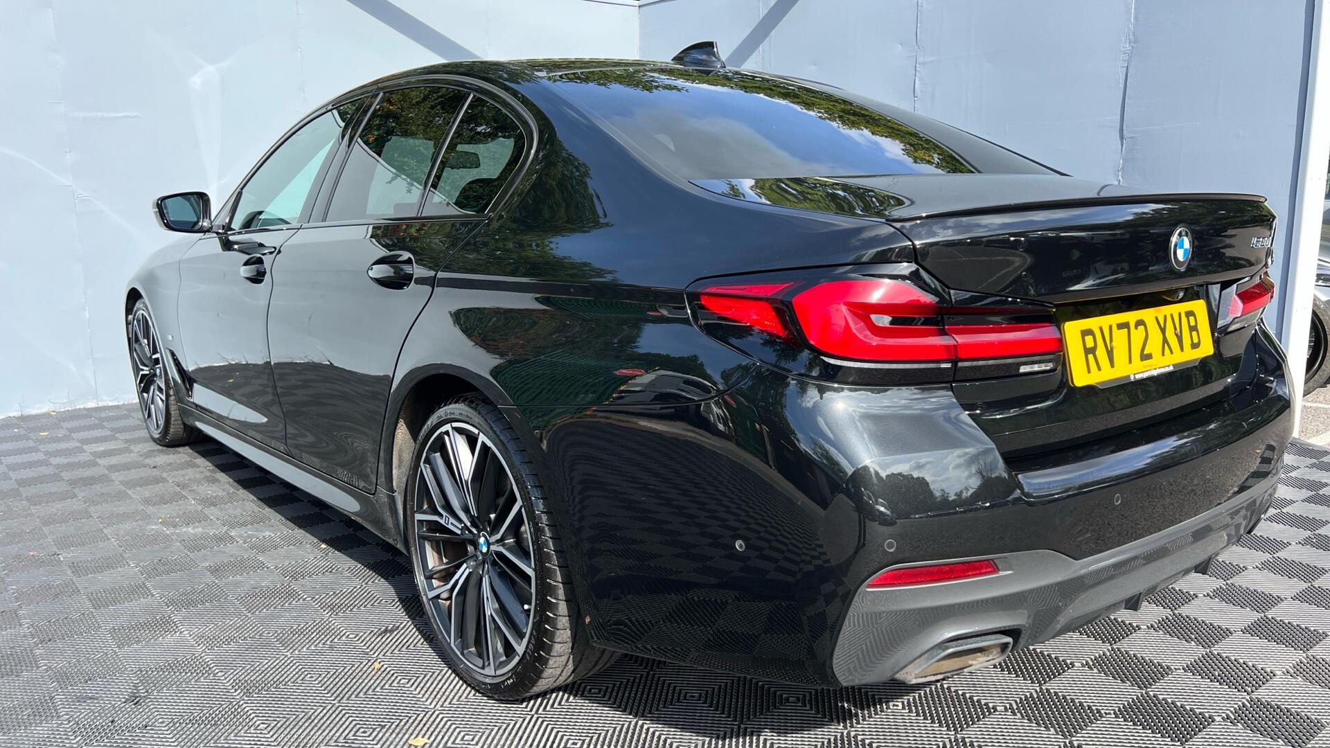 BMW 5 Series view 27