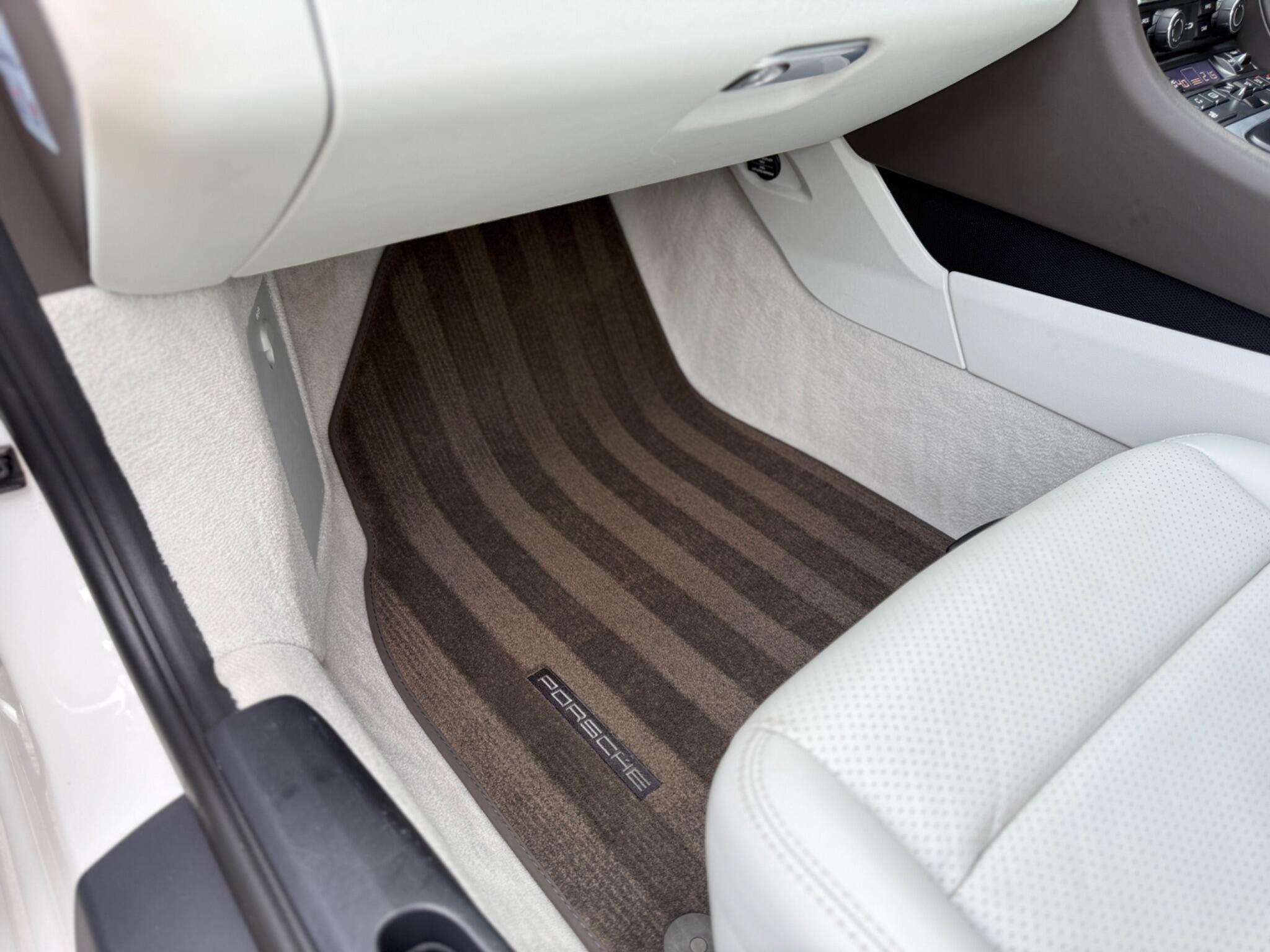 Porsche 911 view 38