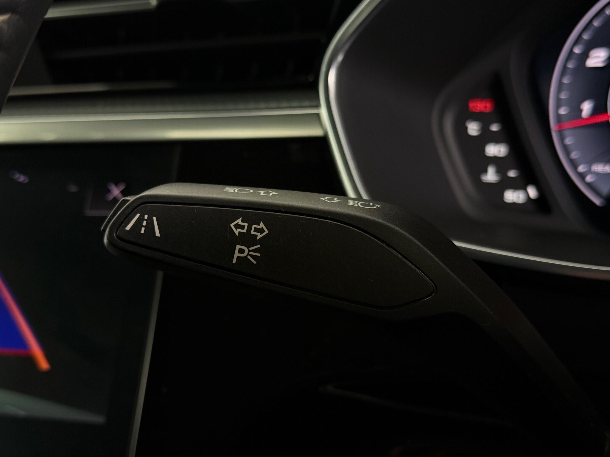 Audi Q3 view 24