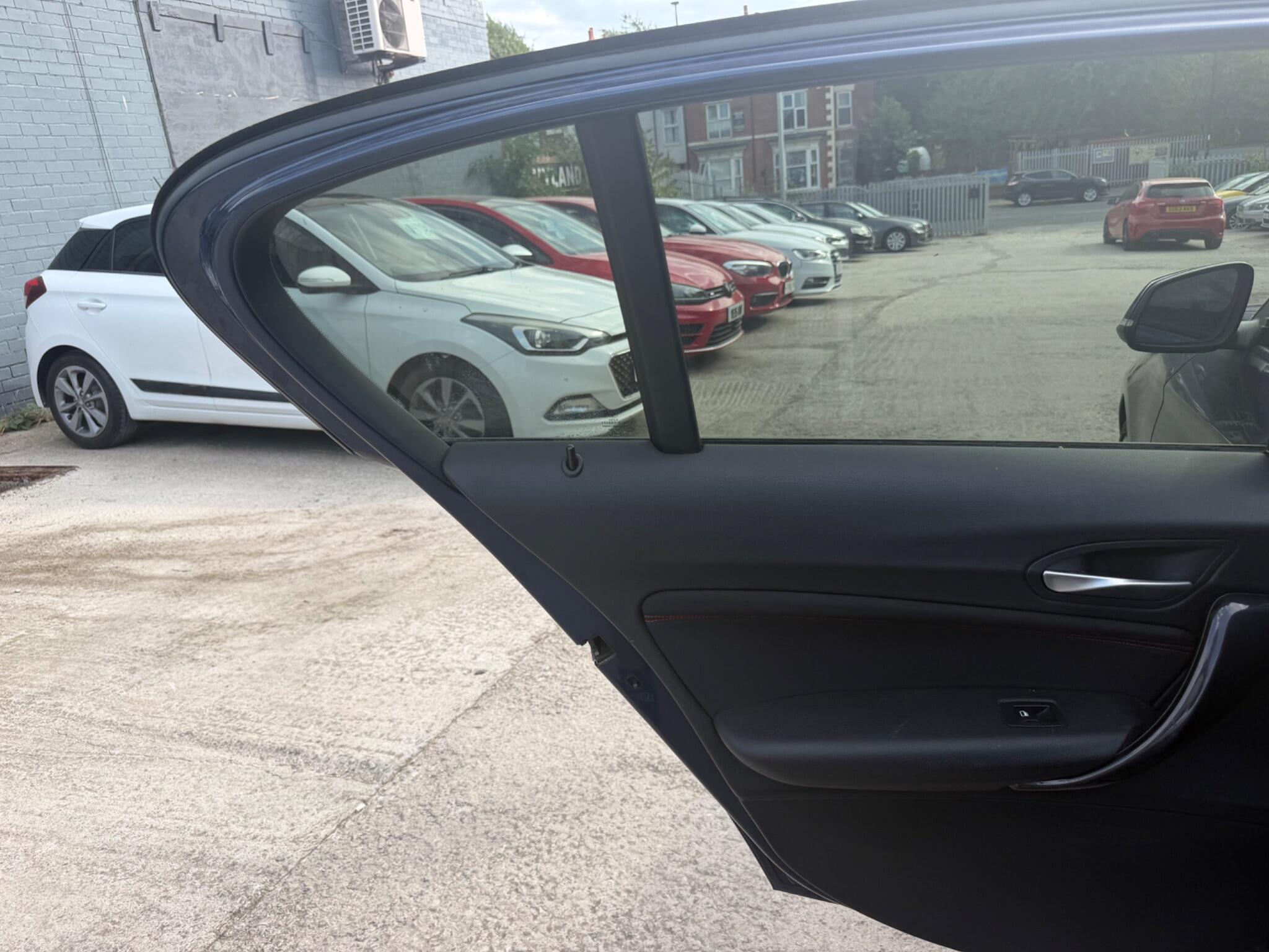 BMW 1 Series view 25