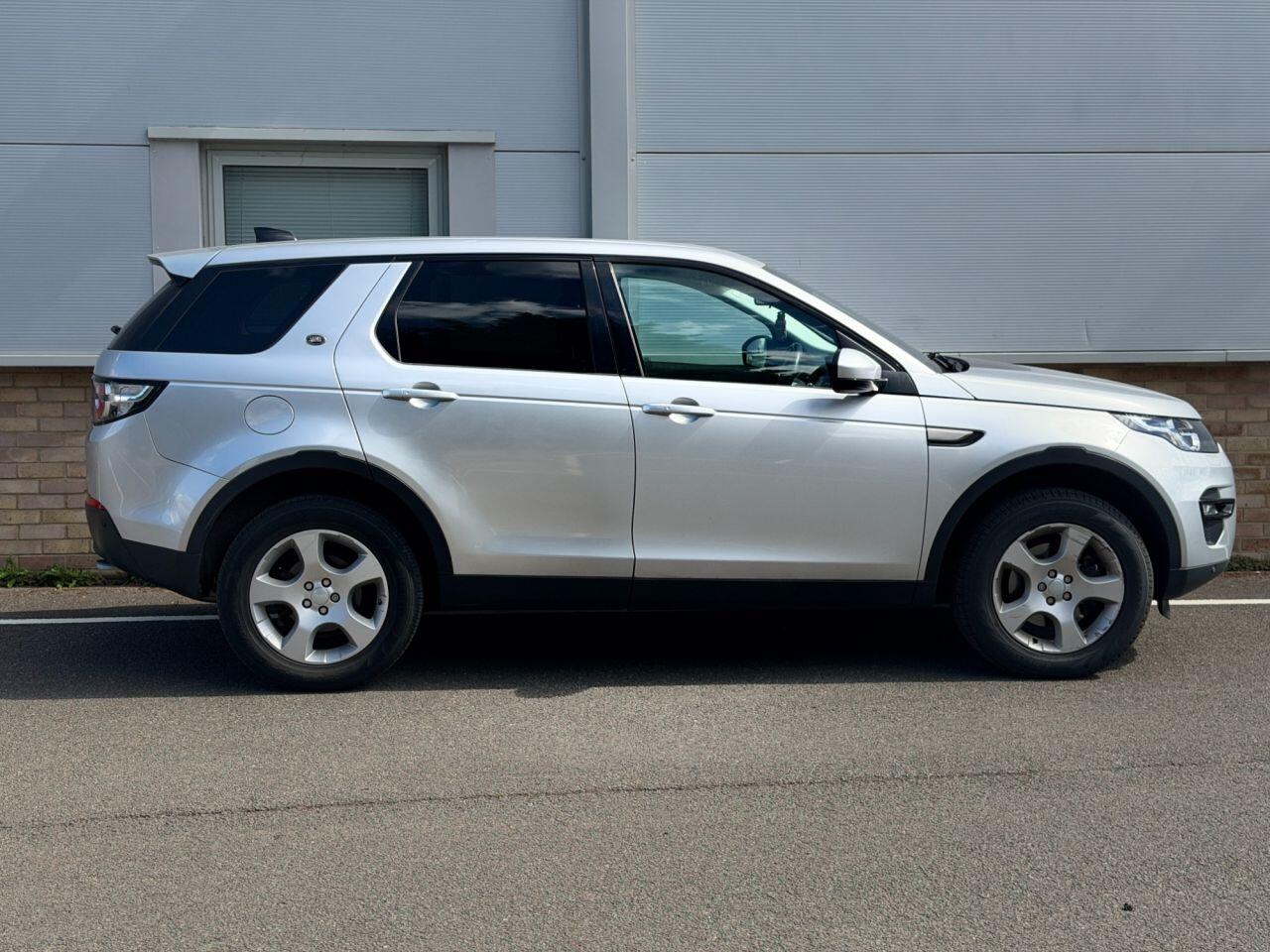 Land Rover Discovery Sport view 43
