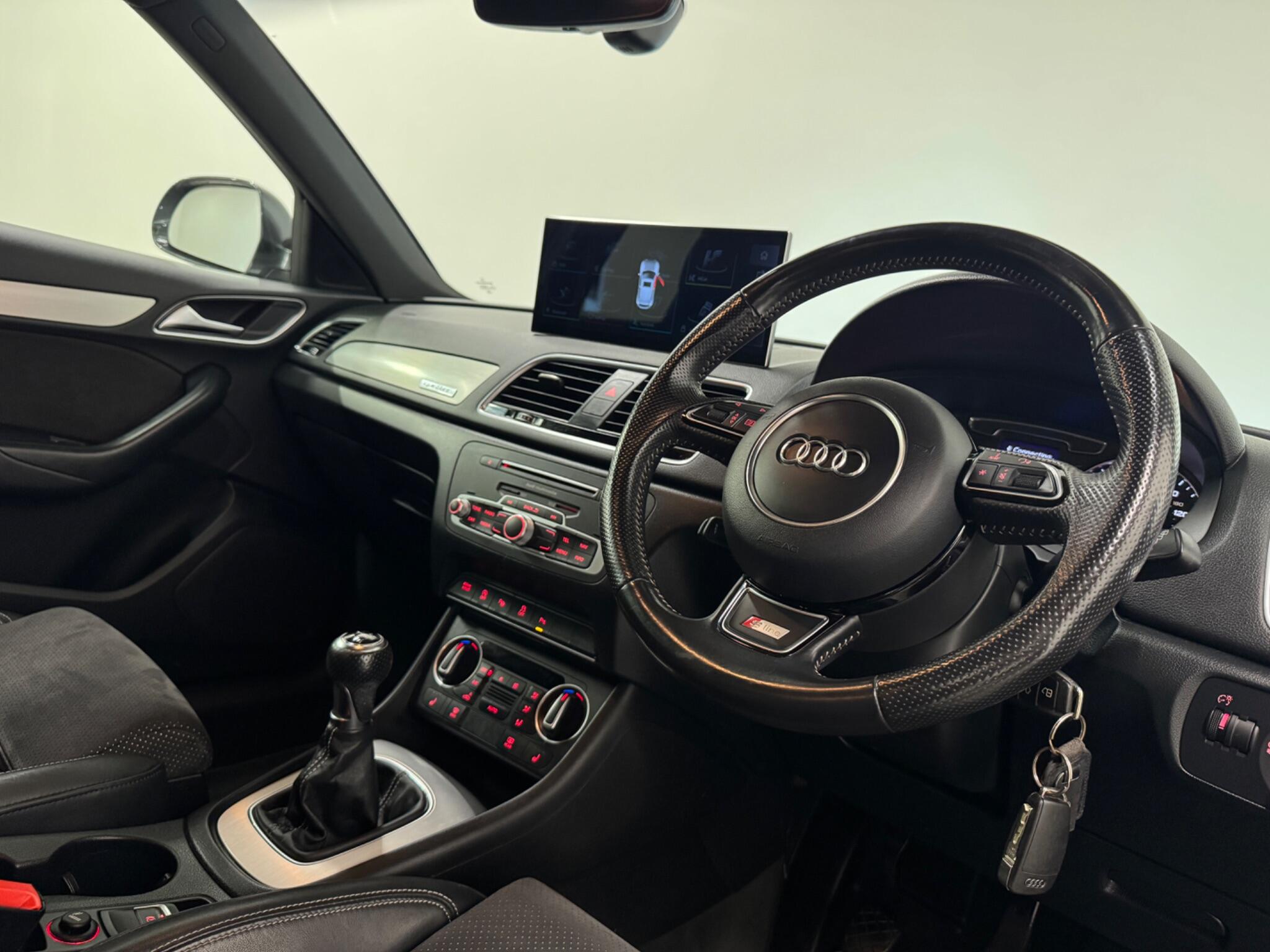 Audi Q3 view 11