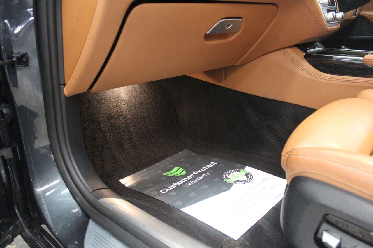 BMW 7 Series view 36