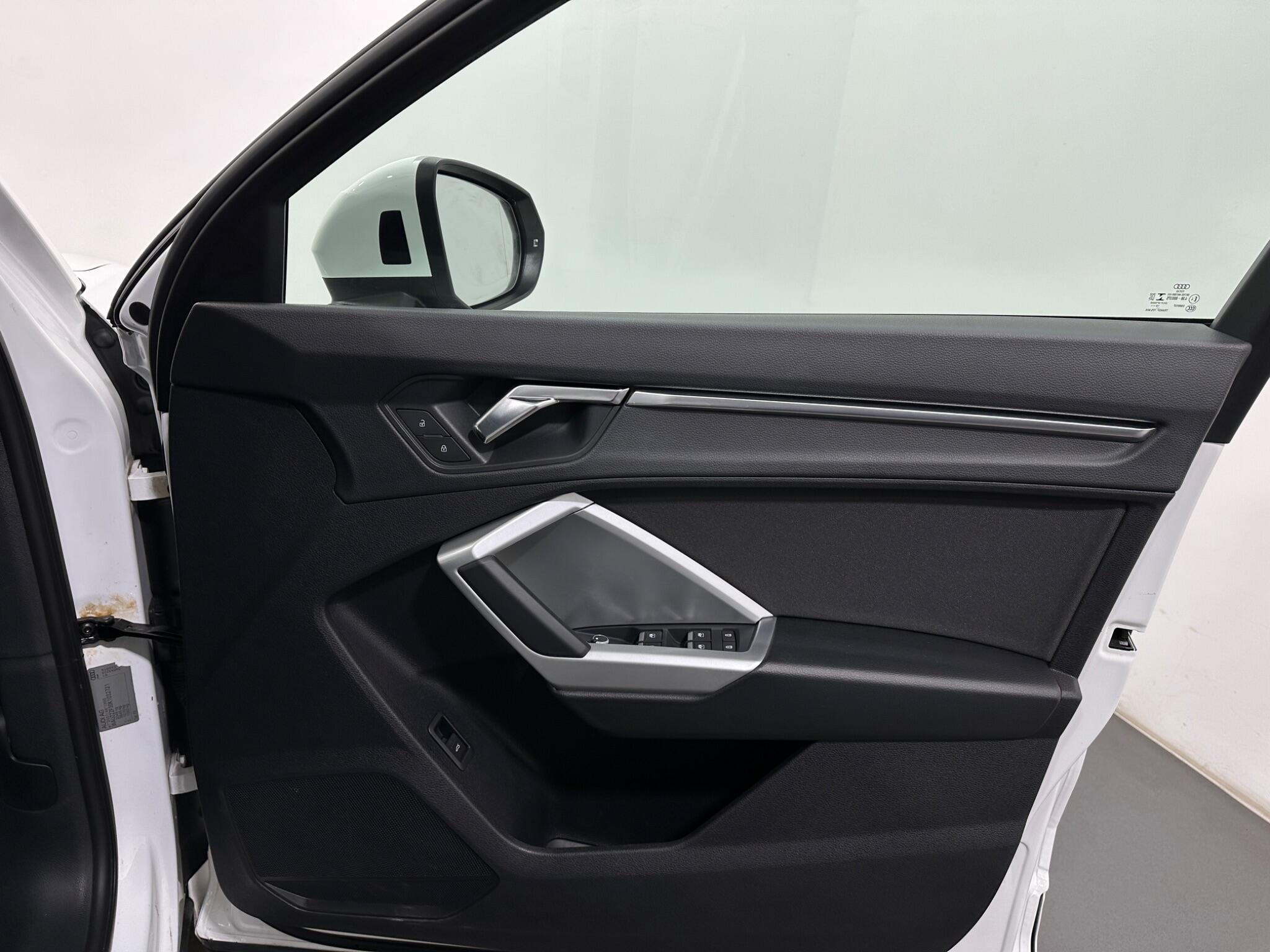 Audi Q3 view 33