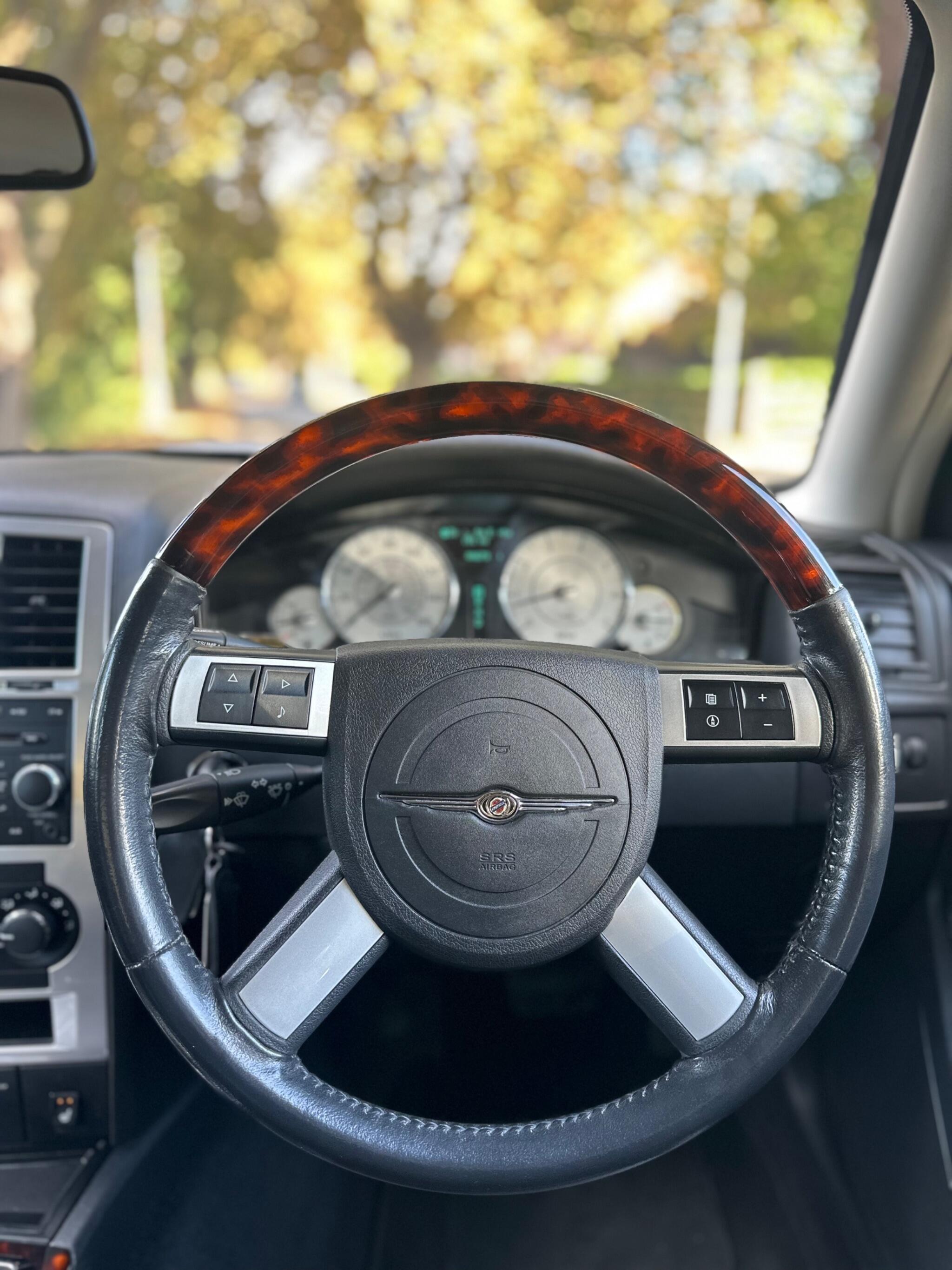 2008 Chrysler 300C image 36