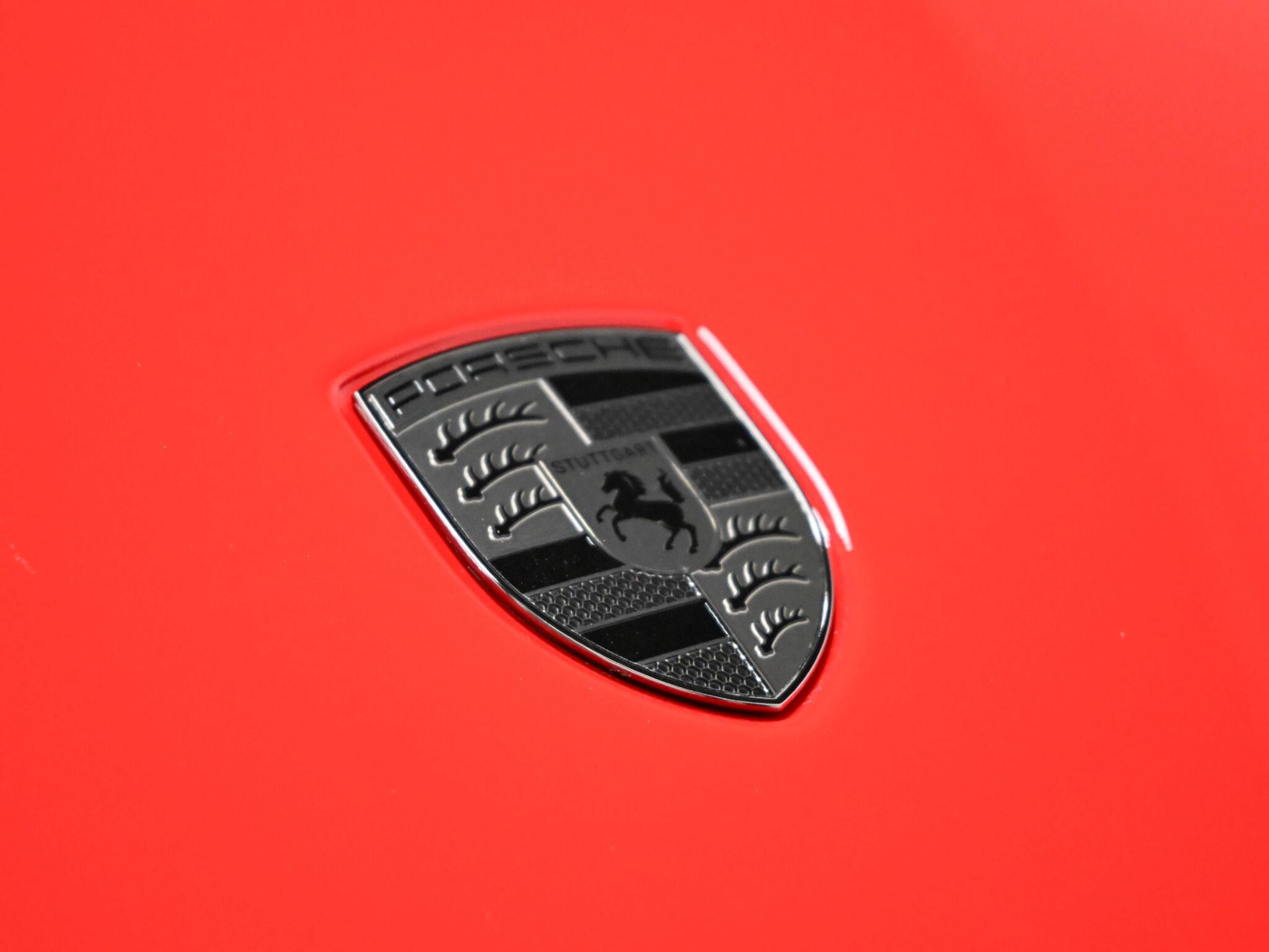 Porsche 911 view 7