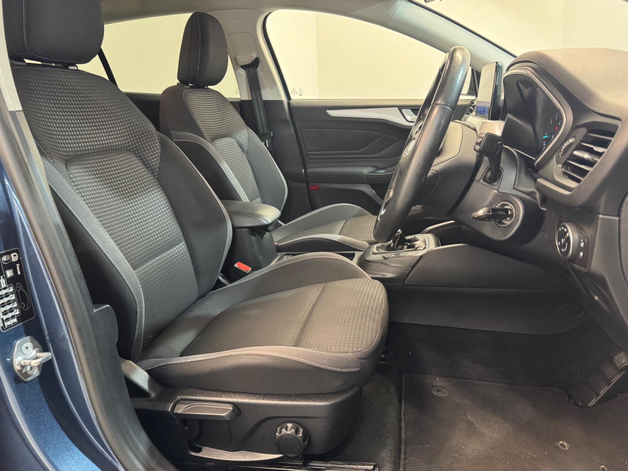 Ford Focus view 11
