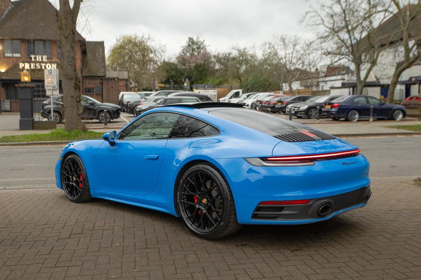 Porsche 911 view 6