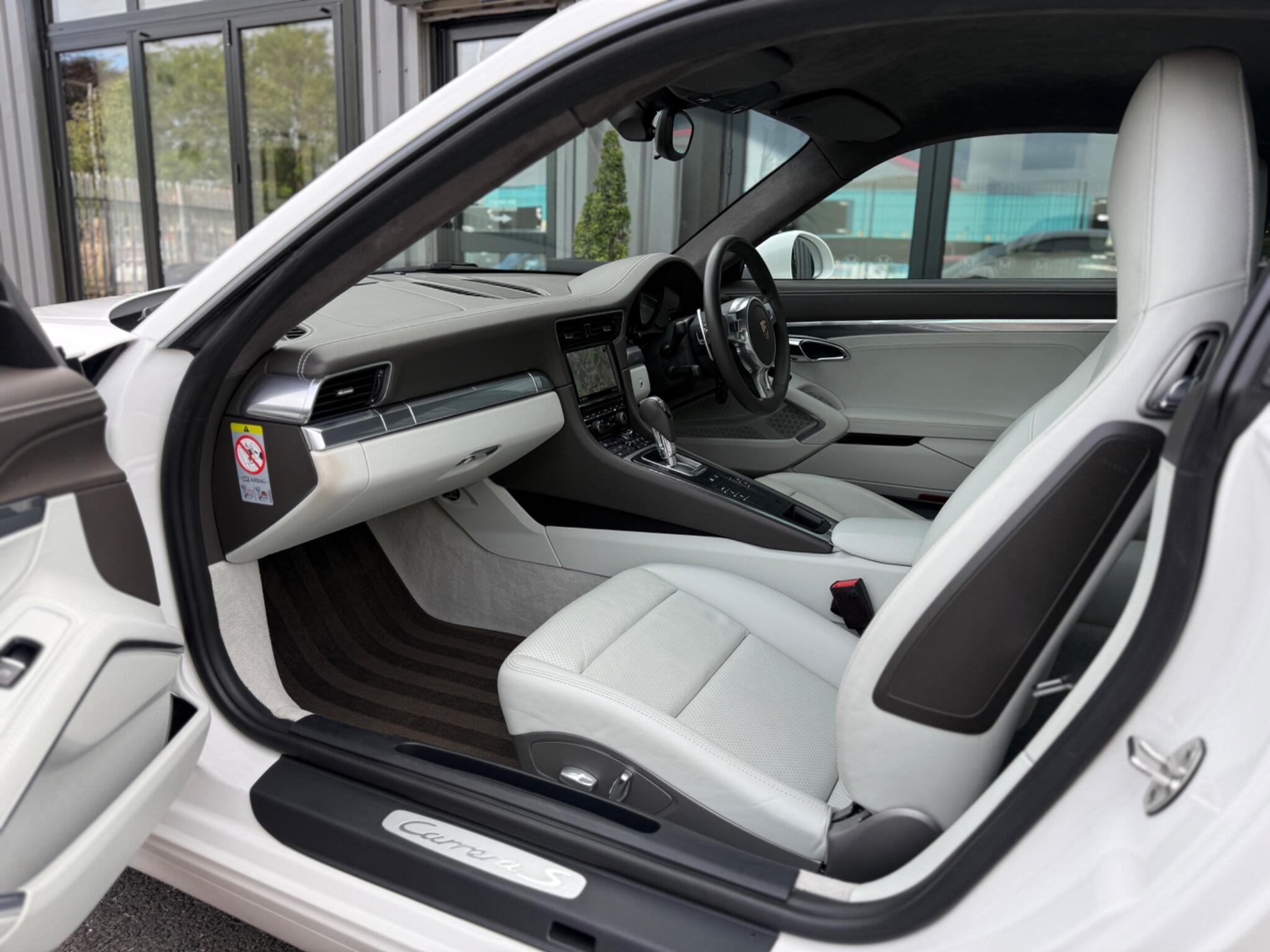 Porsche 911 view 37
