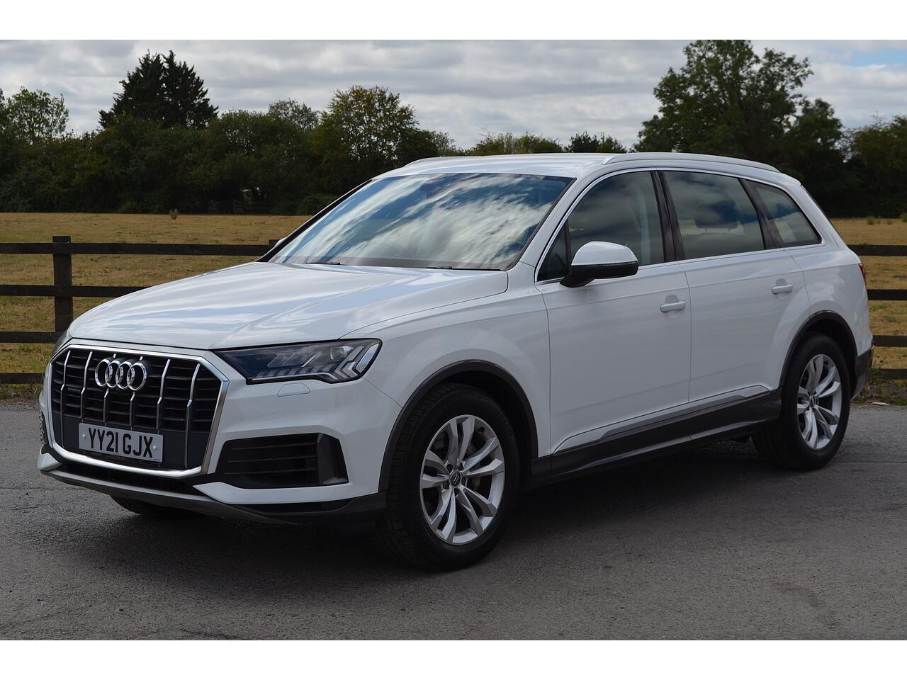 Audi Q7 view 5