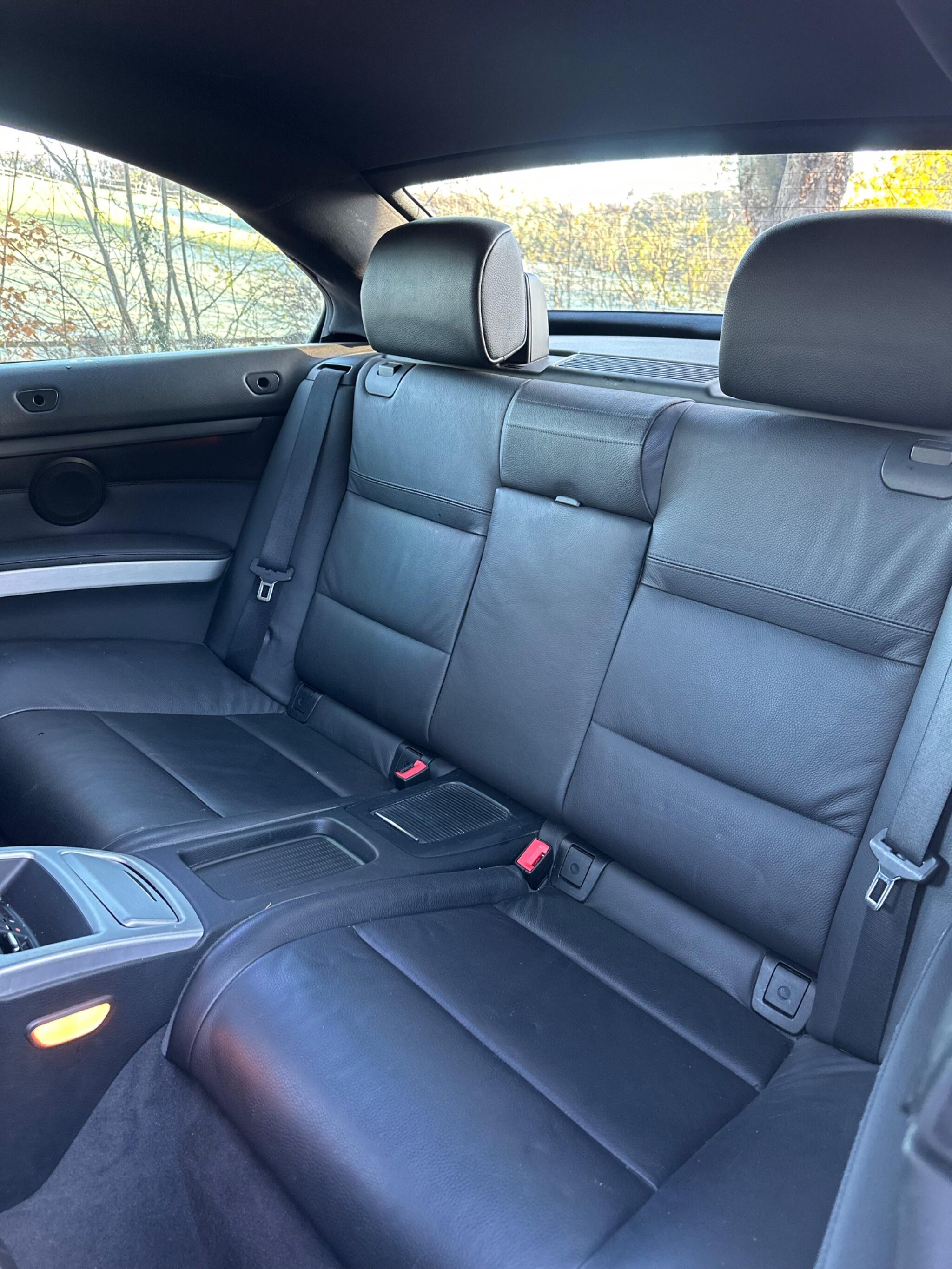 2010 BMW 3 Series image 15