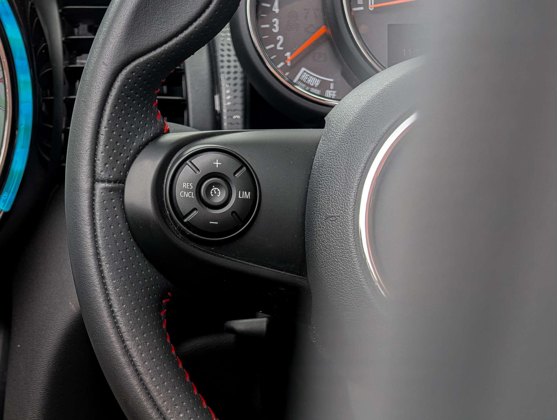 Mini Convertible view 39