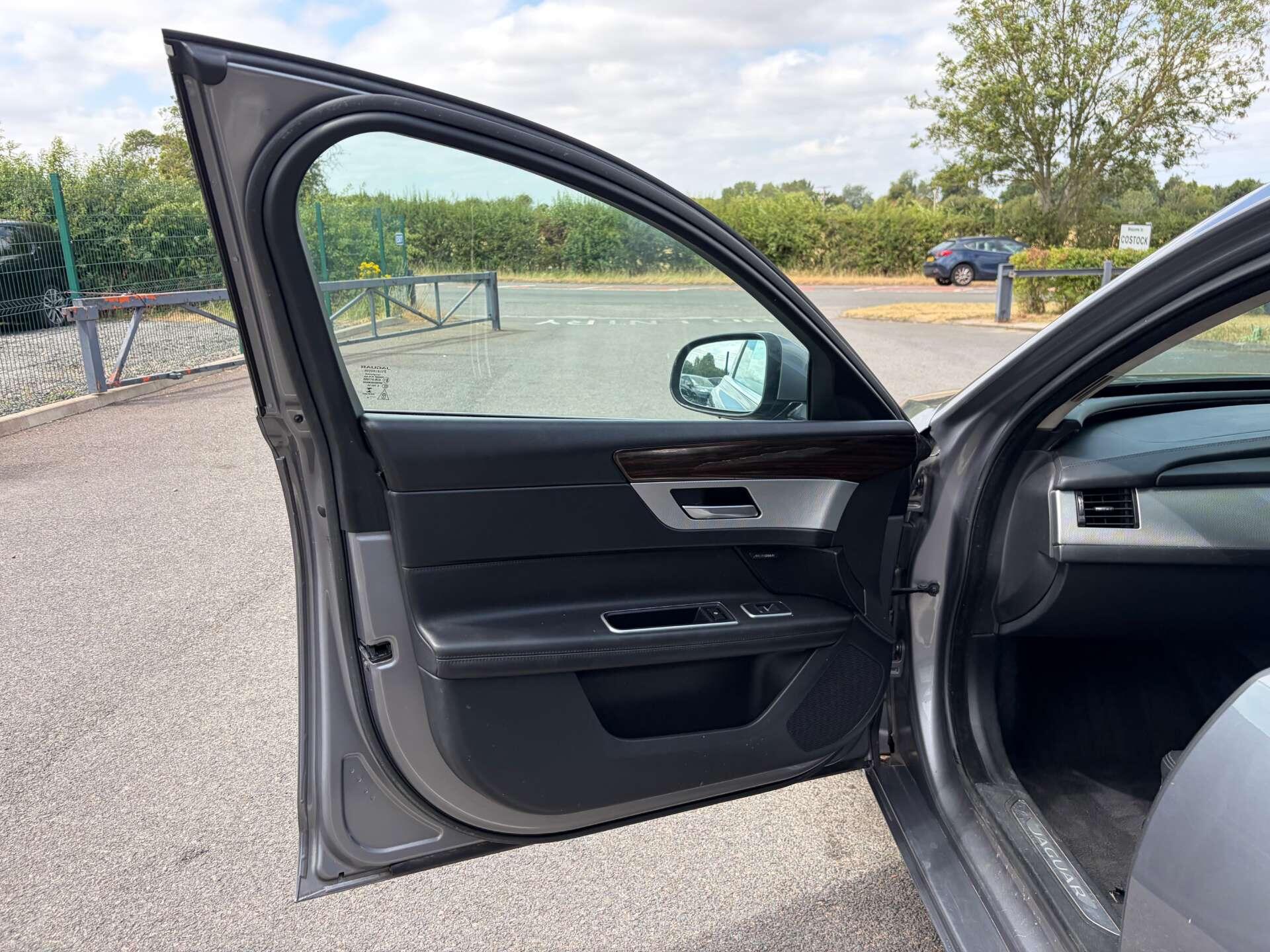 Jaguar XF view 14