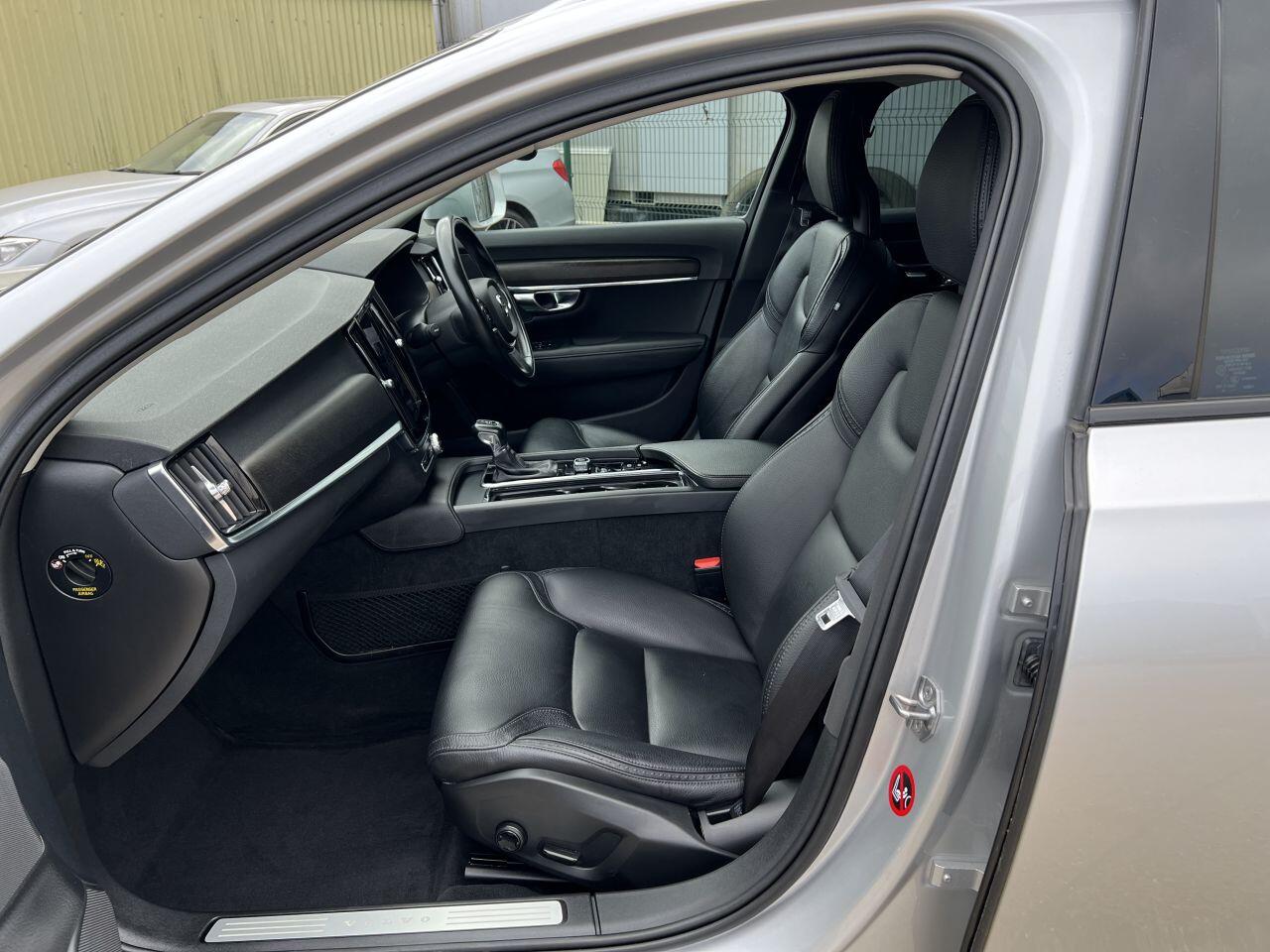 Volvo V90 Cross Country view 23