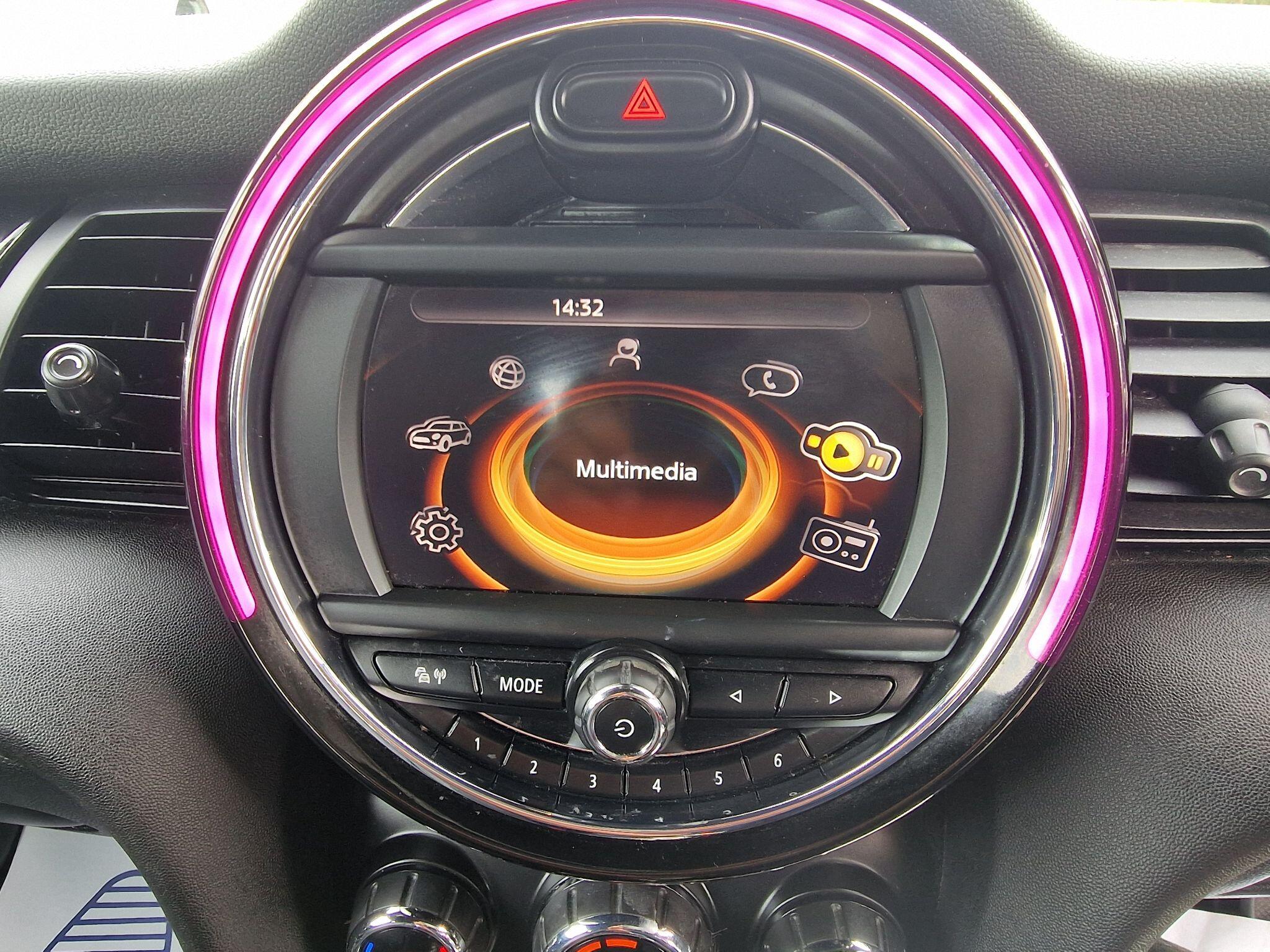 2015 MINI Hatch image 30