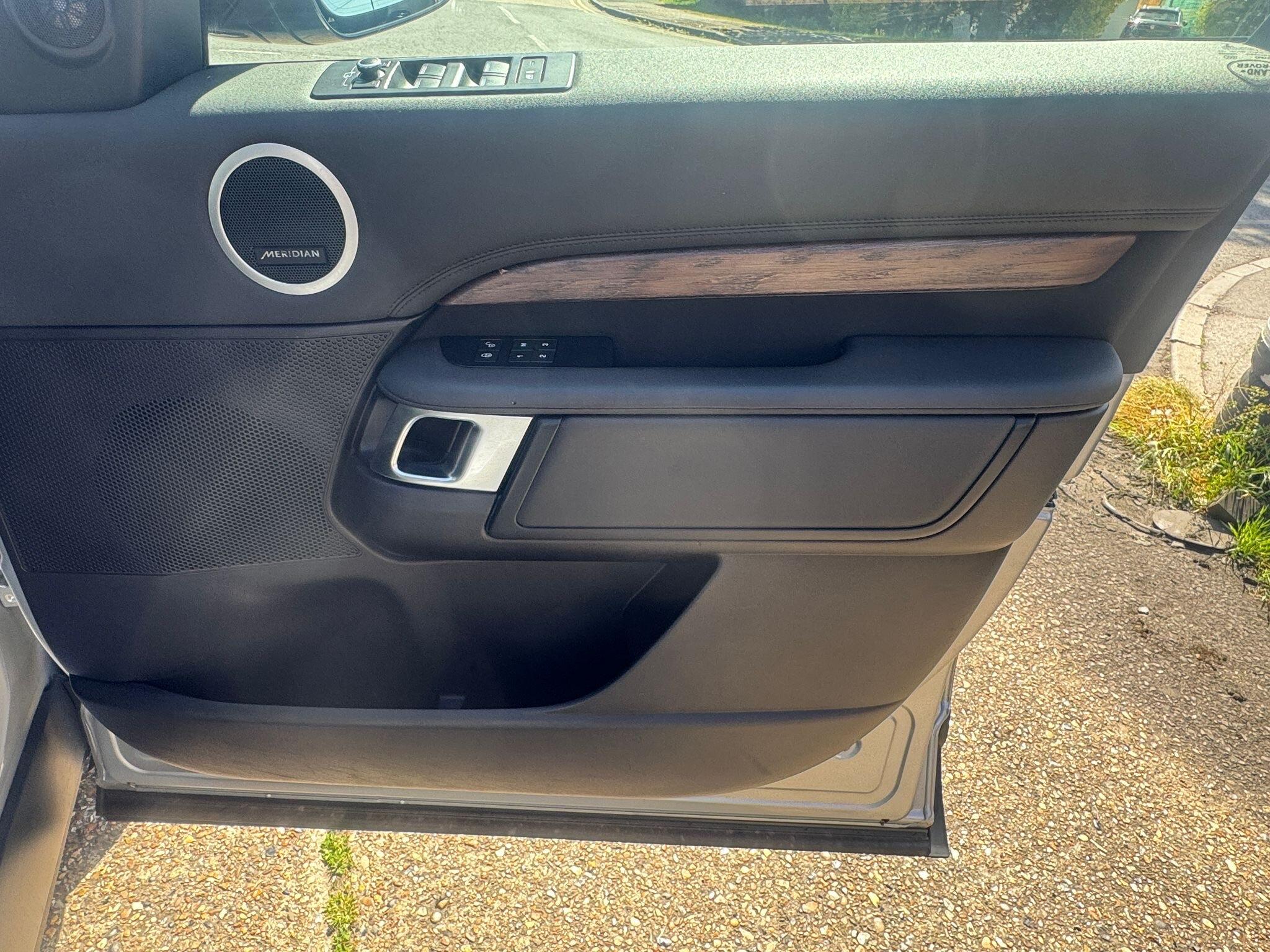 Land Rover Discovery view 36