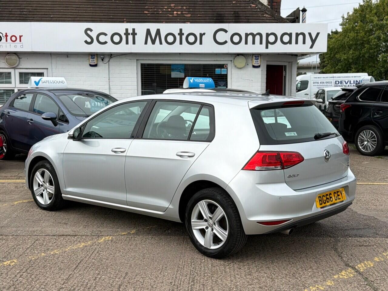 Volkswagen Golf view 2