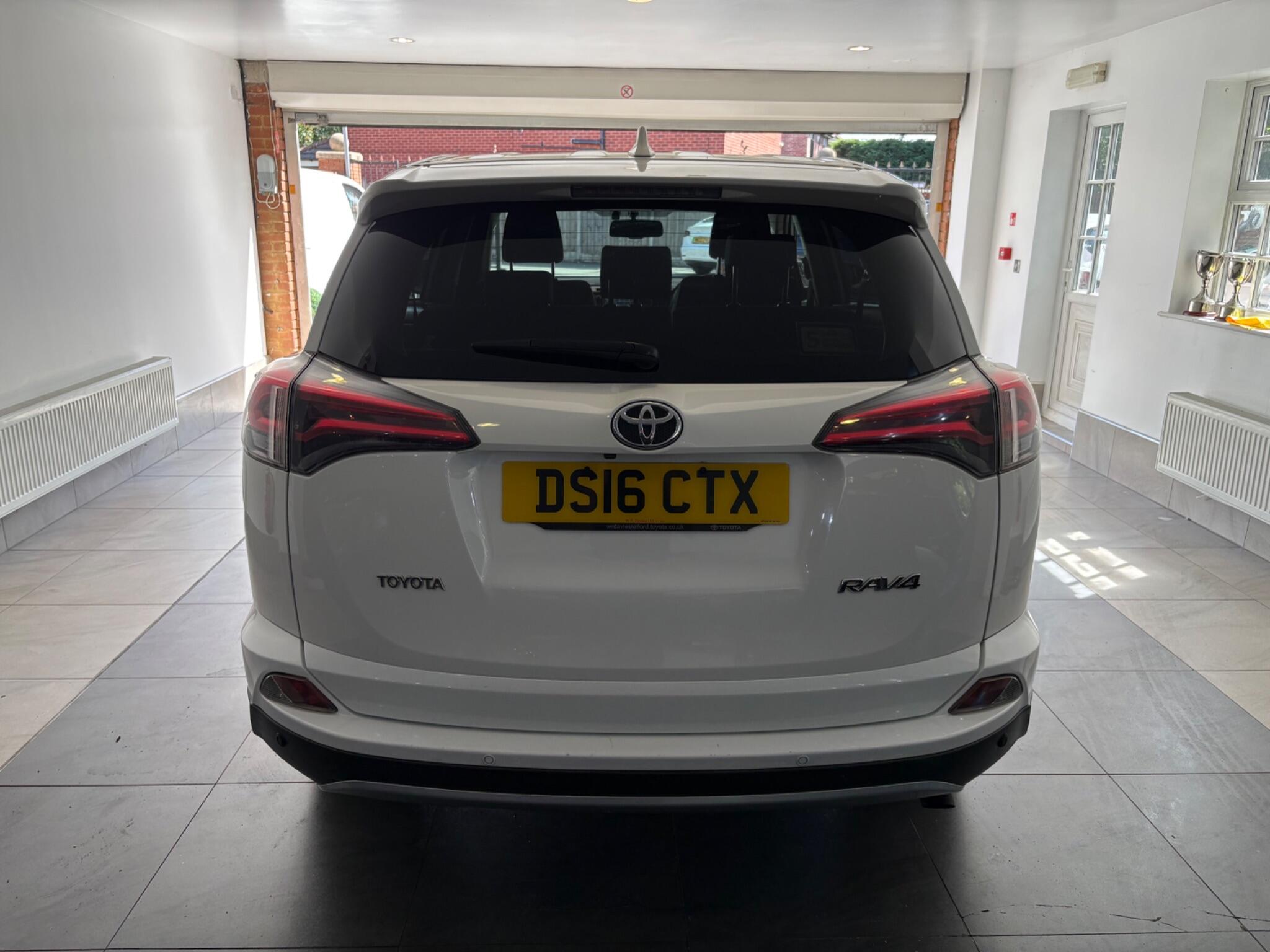 Toyota RAV4 view 4