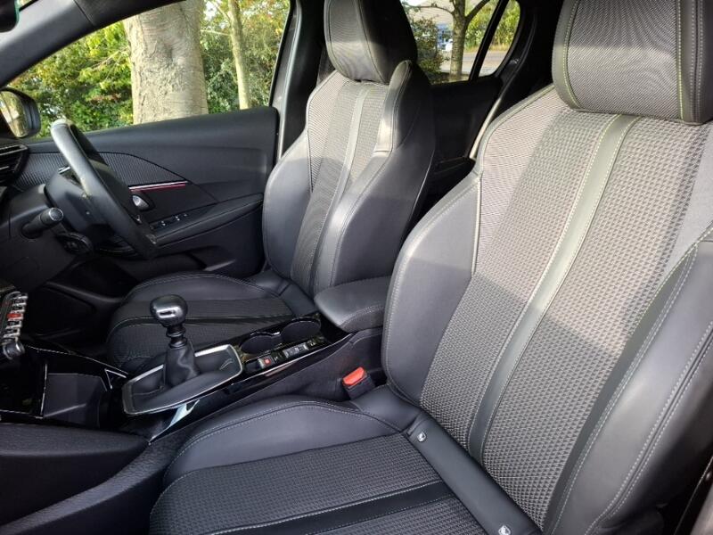 Peugeot 208 view 5