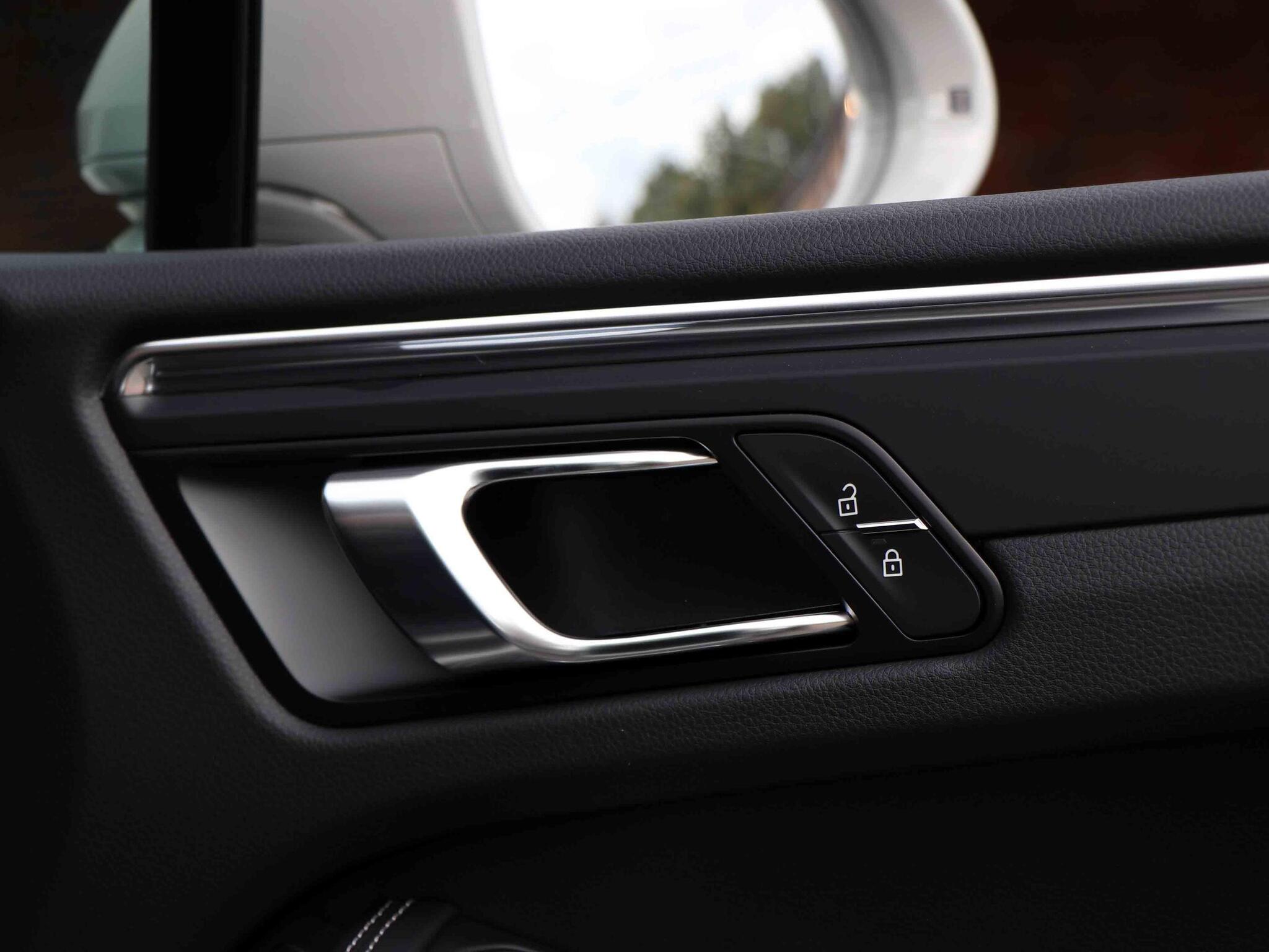 Porsche Macan view 18