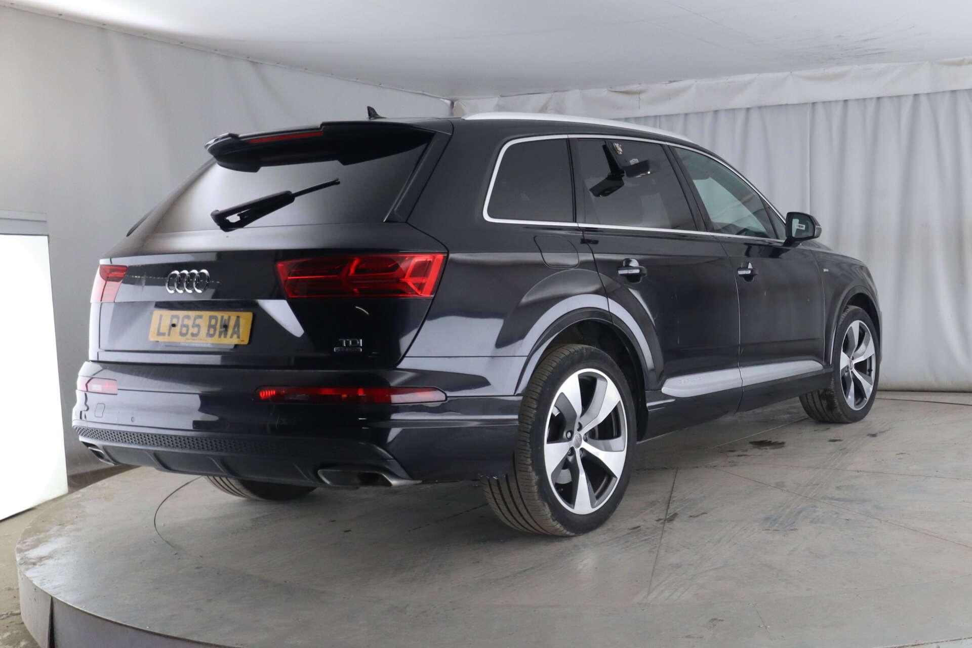 Audi Q7 view 5