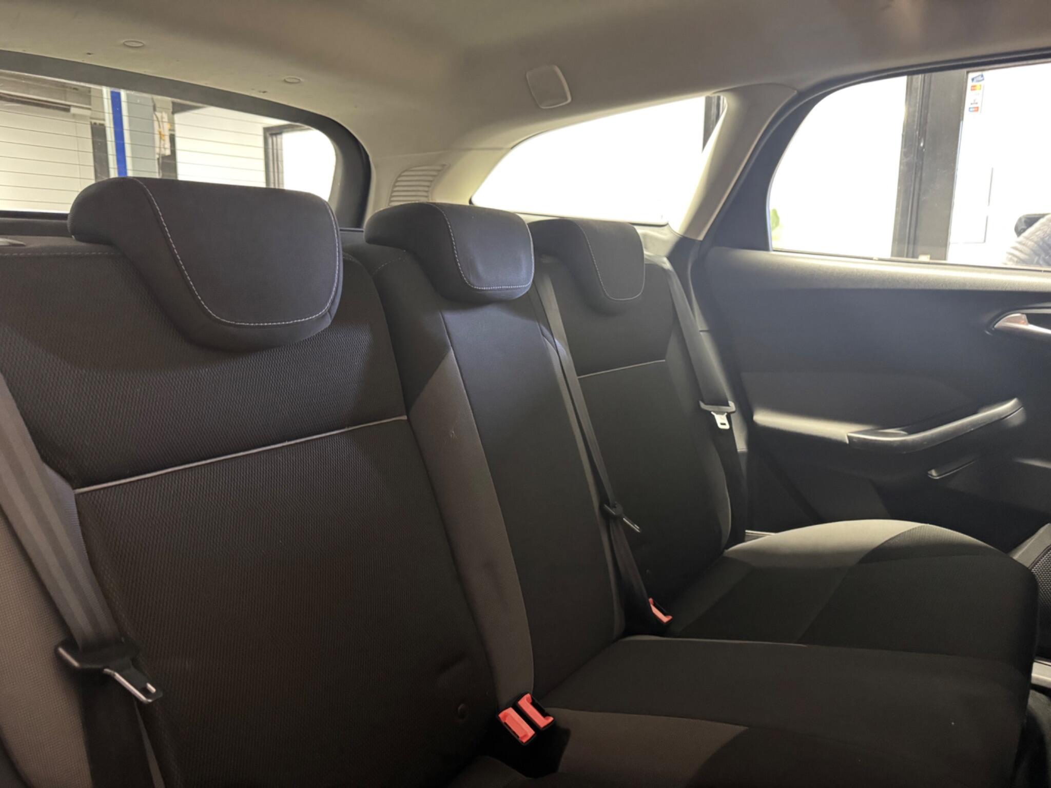 2014 Ford Focus 1.6 TDCi Edge Euro 5 (s/s) 5dr • 59,000 miles image 32