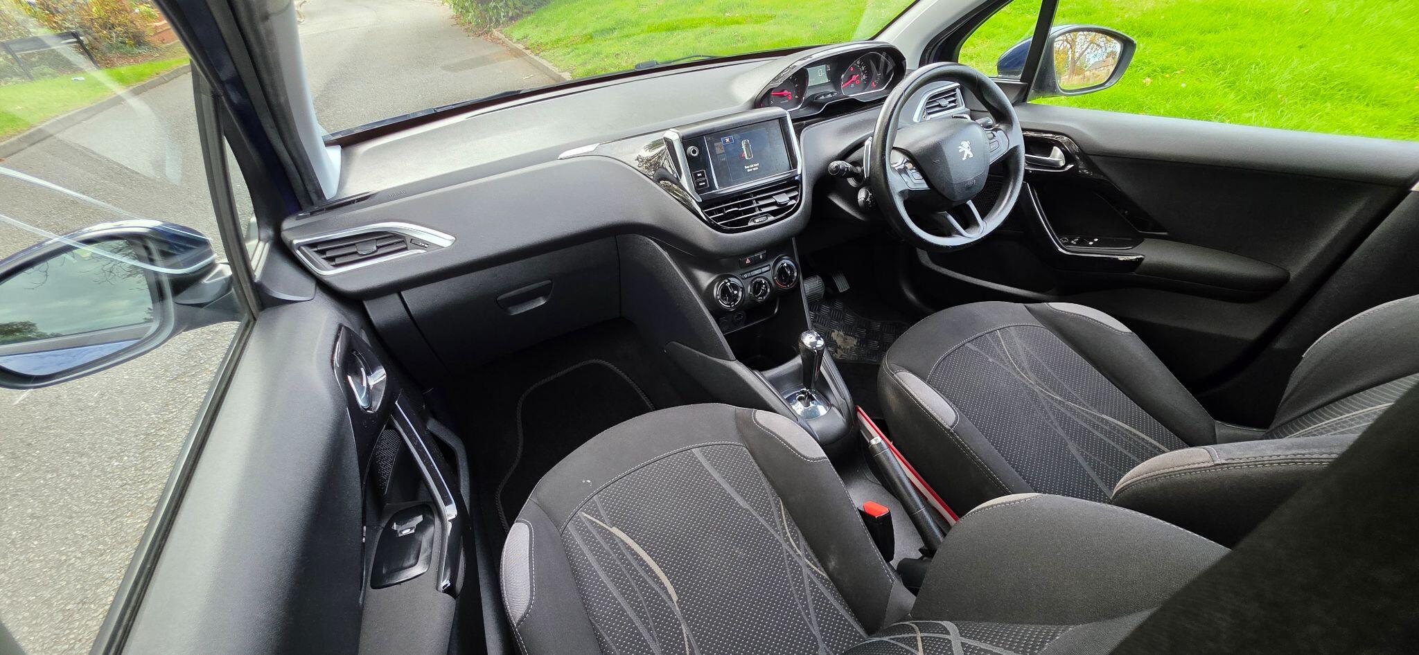Peugeot 208 view 4