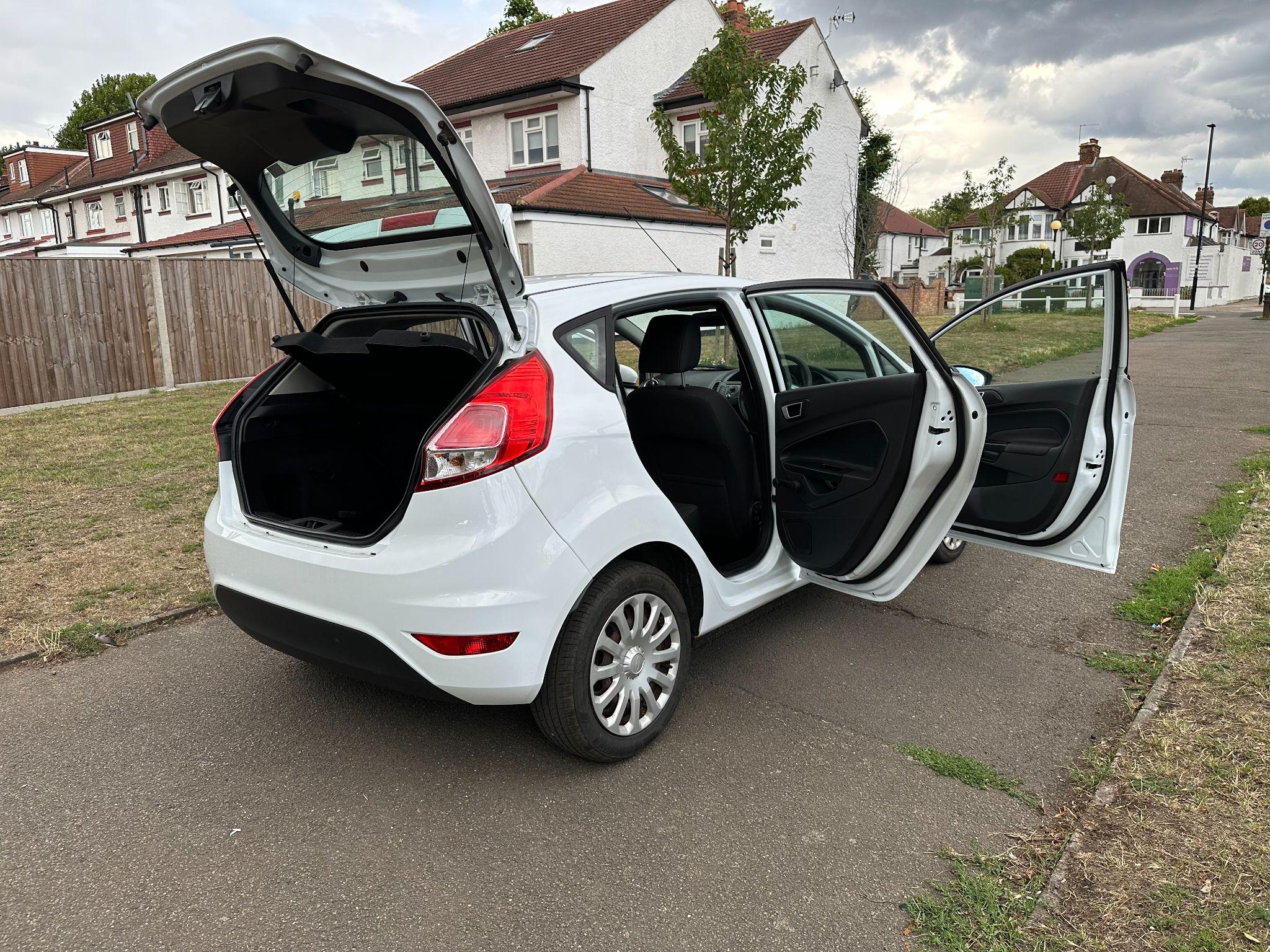 2014 Ford Fiesta image 26