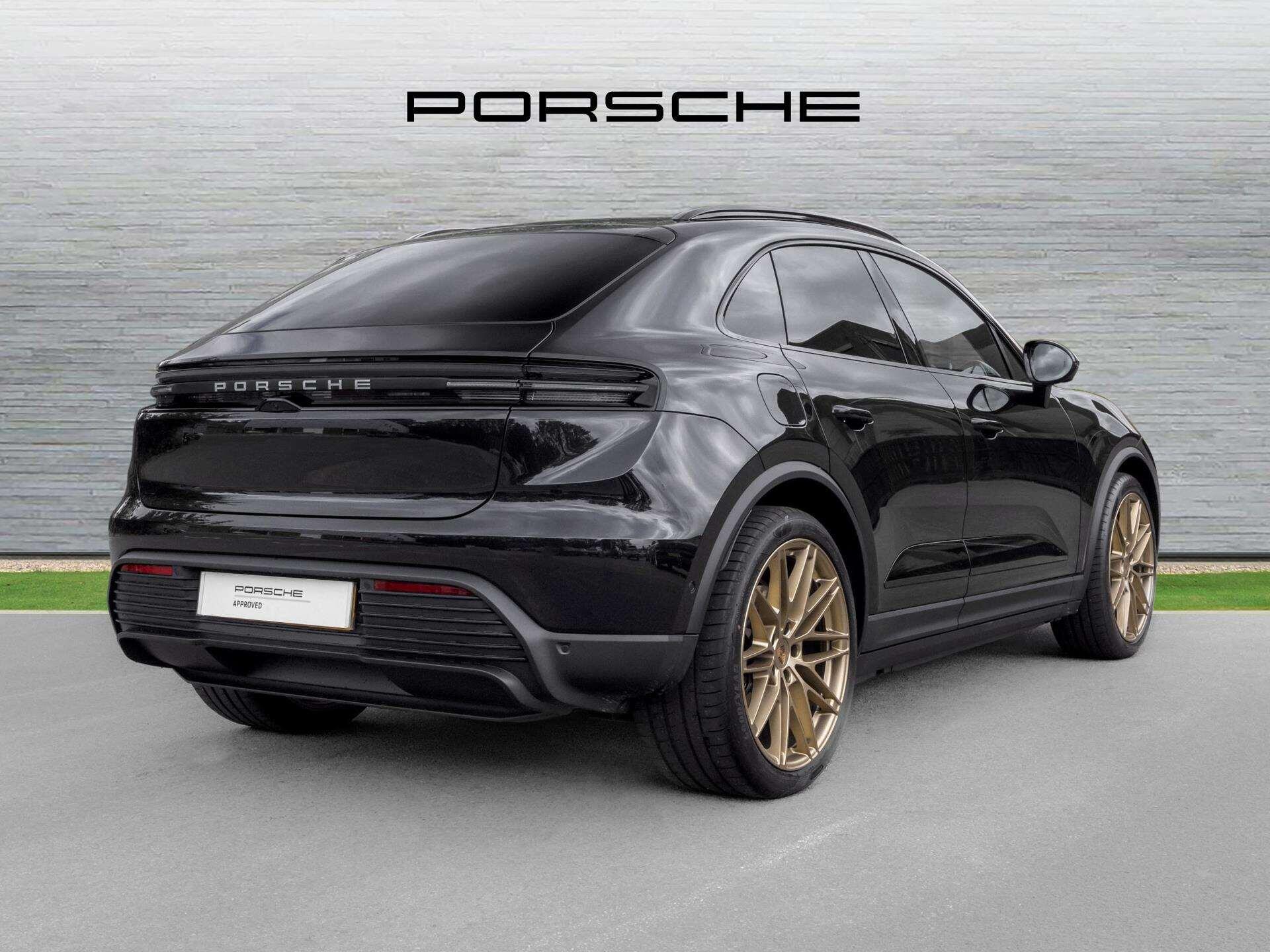 Porsche Macan view 3
