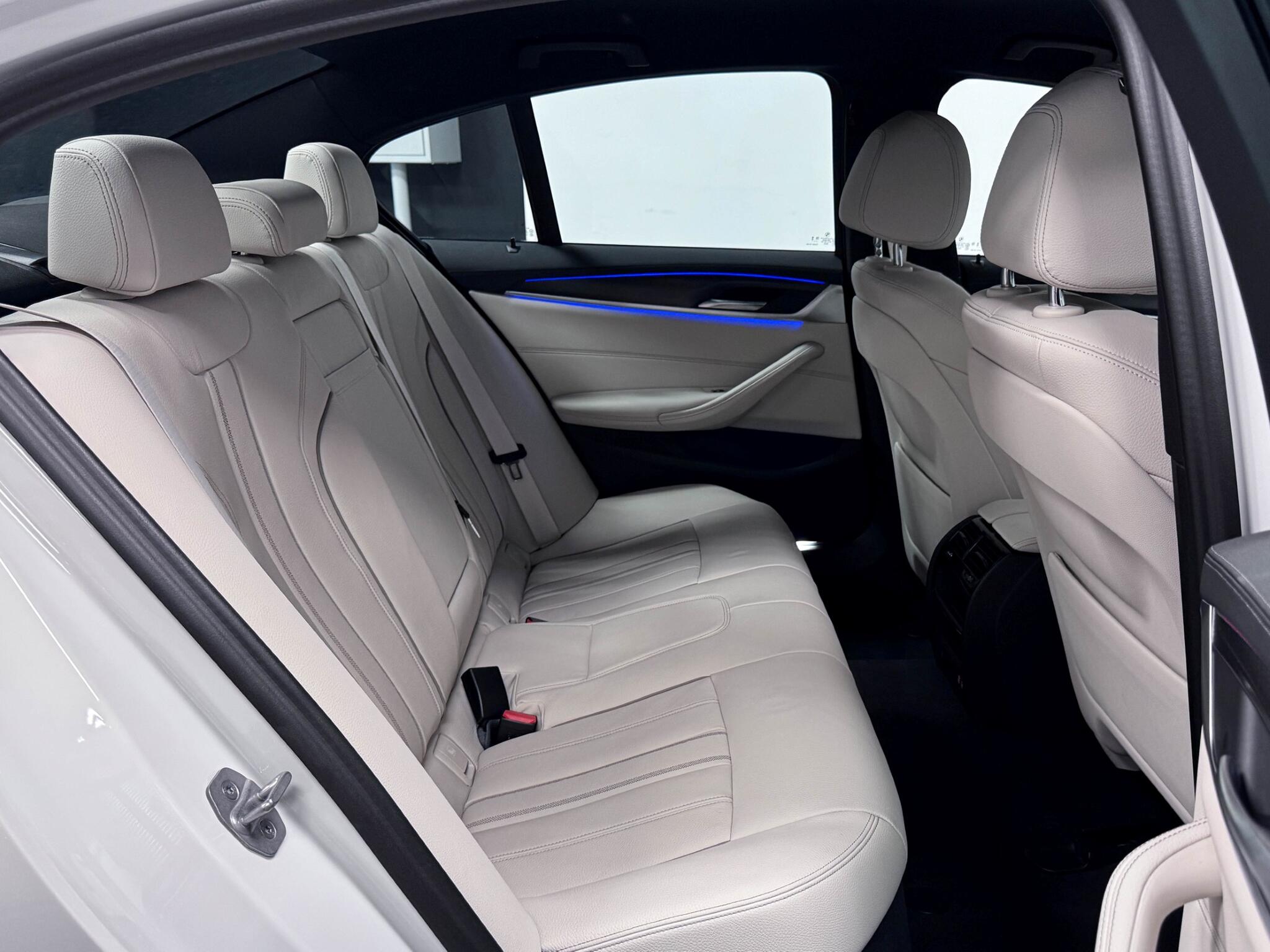 BMW 5 Series view 9