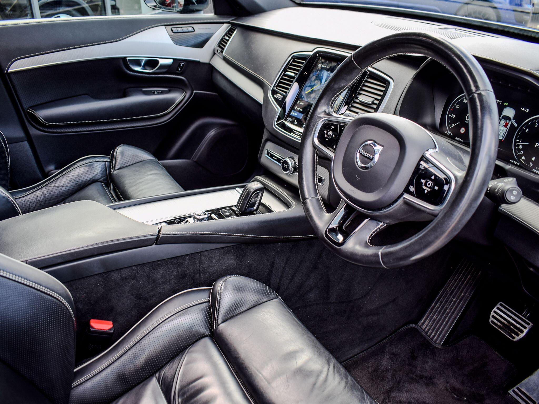 Volvo XC90 view 8