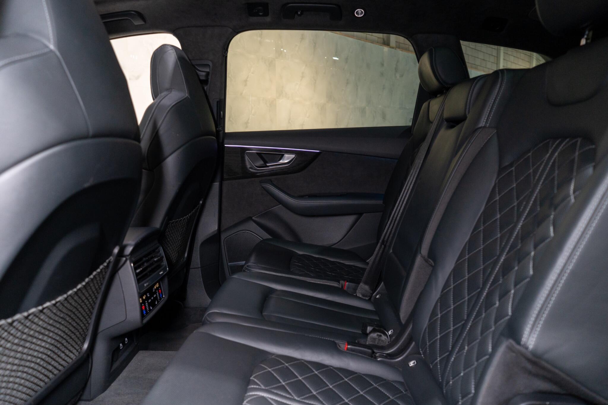 Audi SQ7 view 16