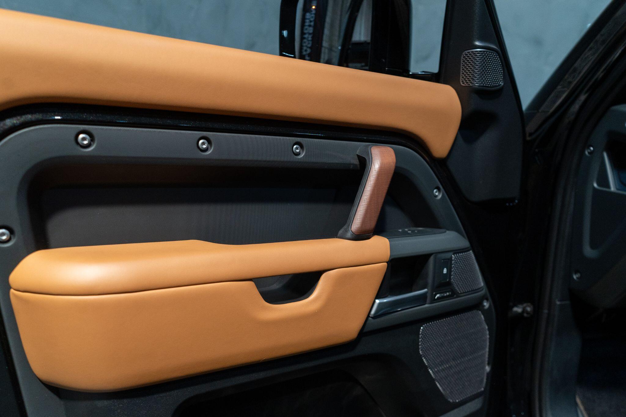 Land Rover Defender view 25