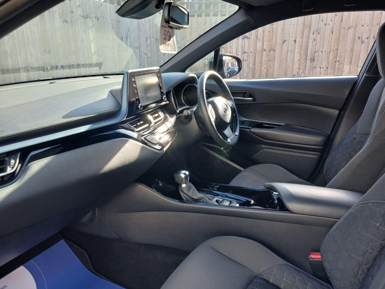 Toyota C-HR view 12