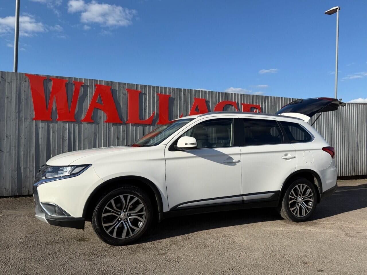 Mitsubishi Outlander view 11