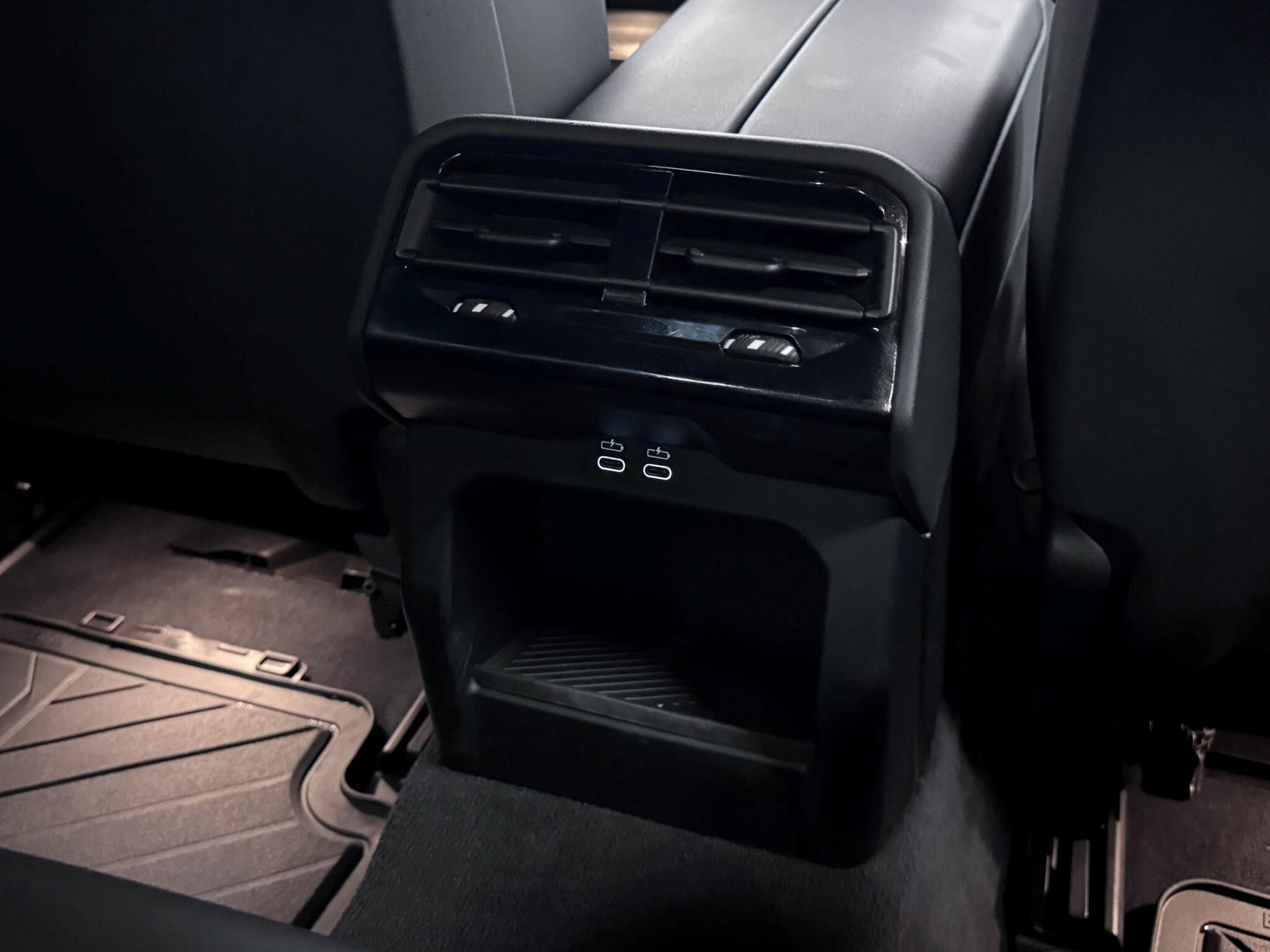 BMW 5 Series view 11