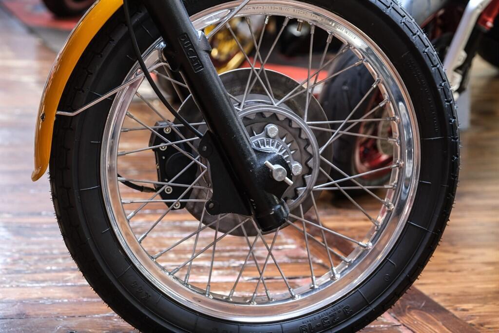 Ducati 750 view 13